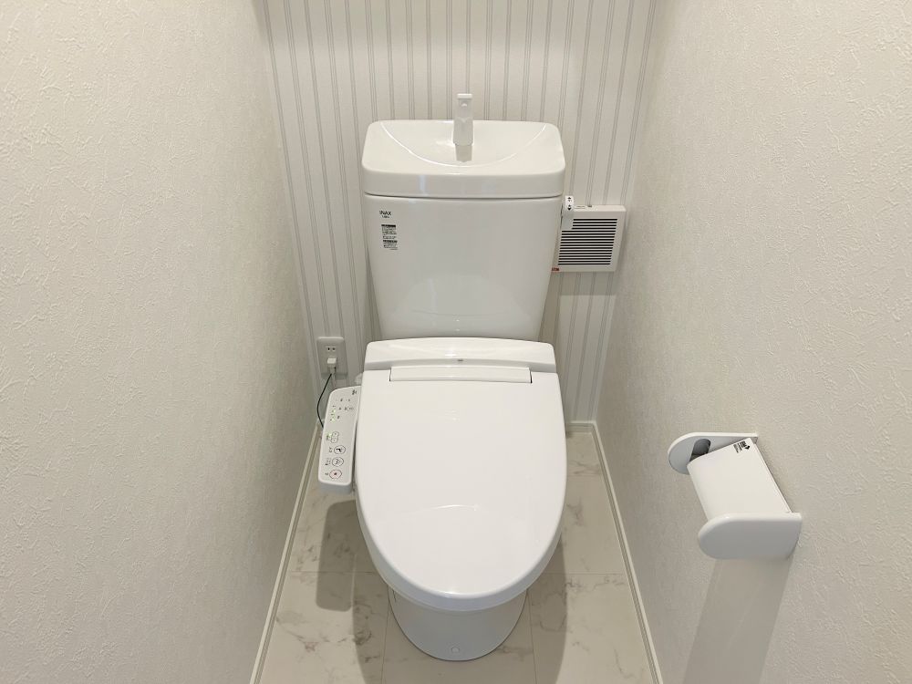 1階、2階にトイレ完備！新素材により、気になる便座もサッとひとふきでキレイになります。