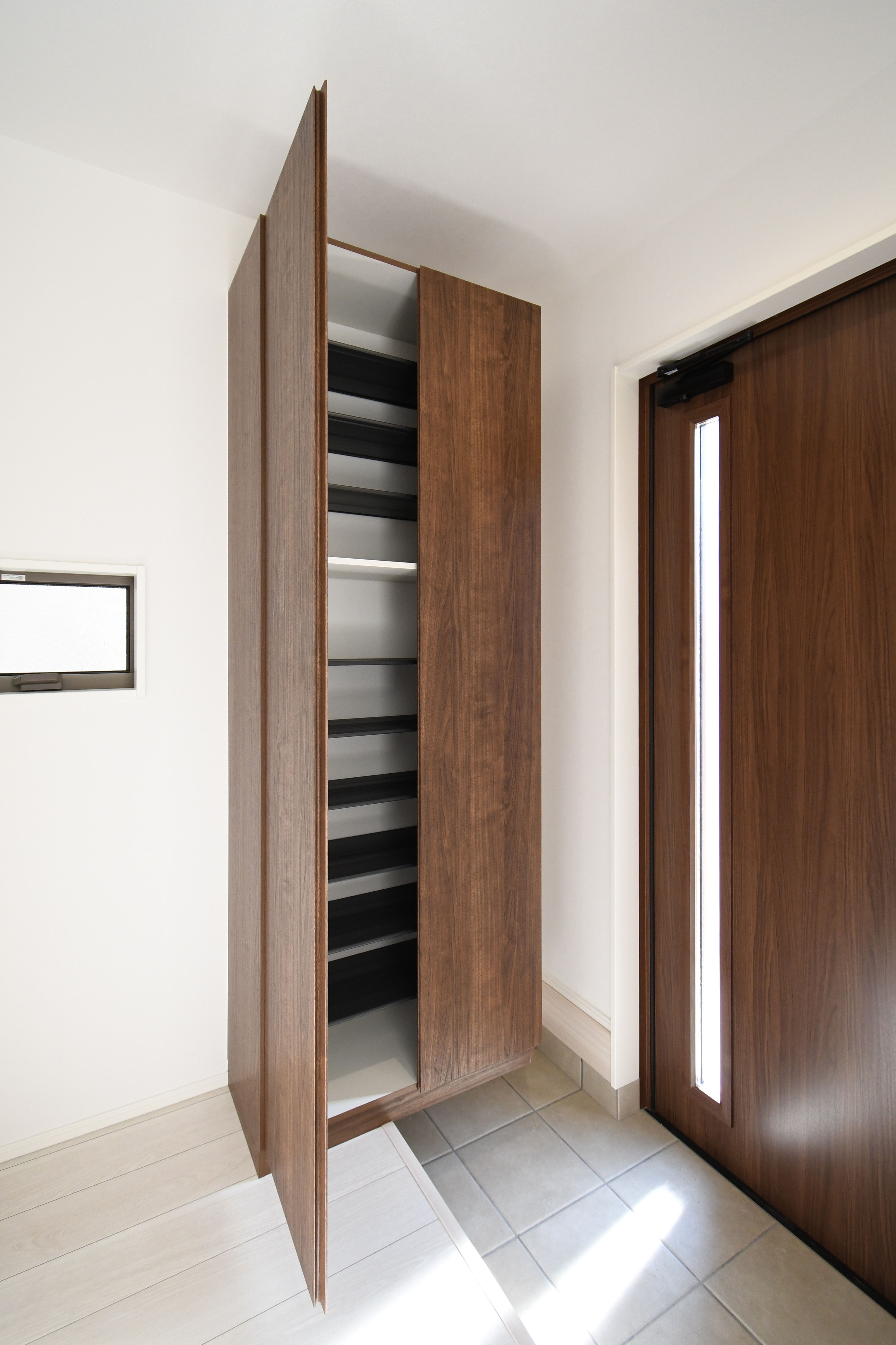 玄関にはトールサイズのシューズボックス。可動棚なので靴の高さに合わせて調節できます。※施工事例です。実際とは異なります。