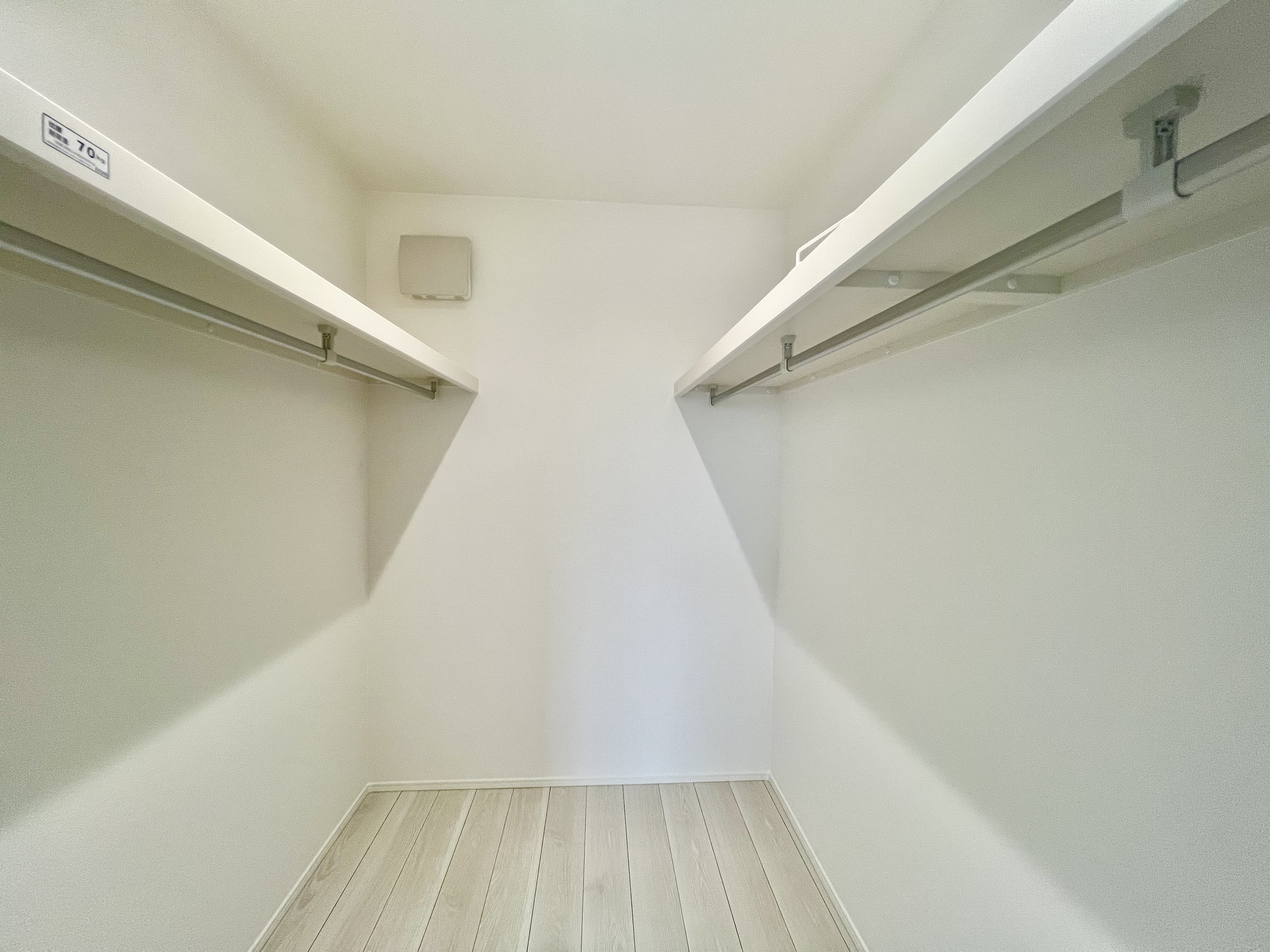 寝室にはウォークインクローゼット付き。各洋室にも収納がありお片付けに困りません。