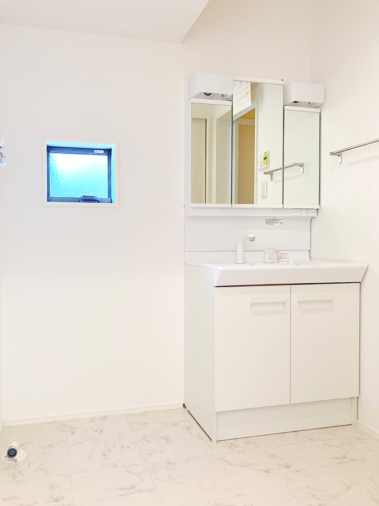 シンクが広く使いやすい洗面台。三面鏡の裏は収納スペースがあります。※施工事例です。実際とは異なります。
