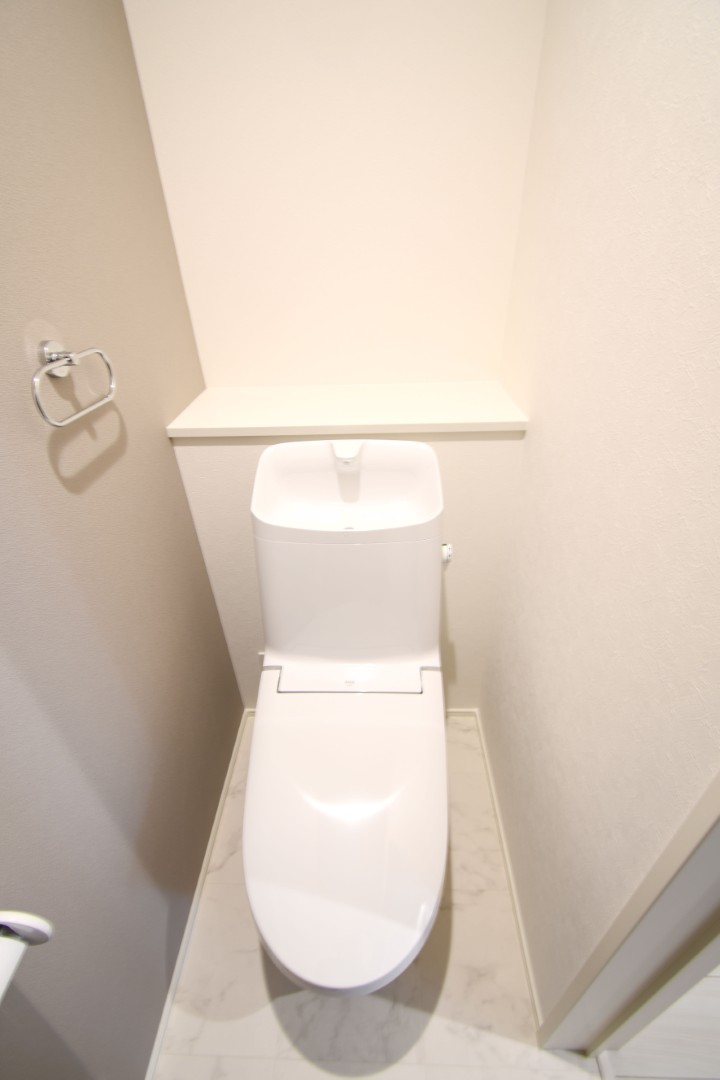  温水洗浄便座トイレ。新素材により、気になる便座もサッとひとふきでキレイになります。