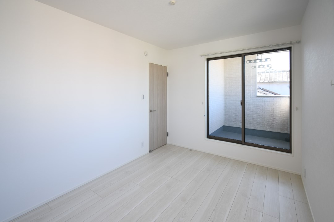 主寝室は広々していて安らげる空間に。大きな窓から光が差し込み、朝の目覚めも良さそう♪ ※施工事例です。実物とは異なります。詳しくはお問い合わせください。