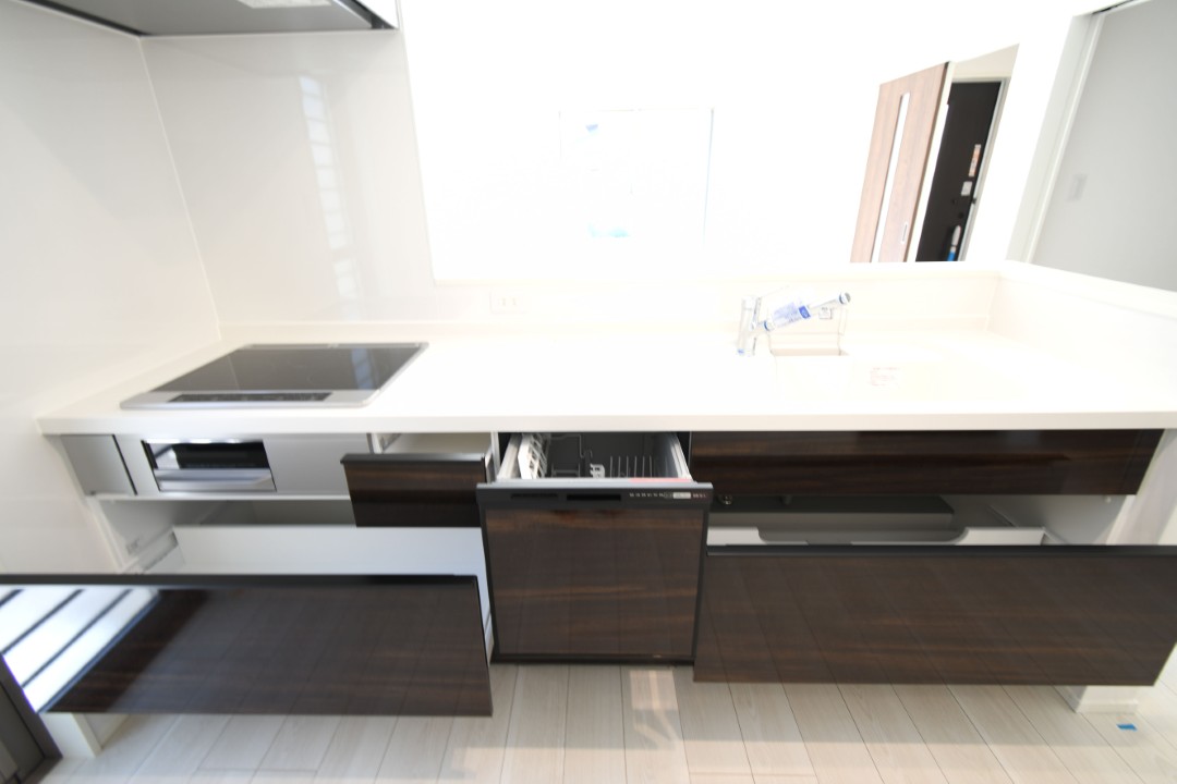 キッチンからはダイニングキッチンが見渡せます。キッチンからもリビングが見渡せるため、どこに居ても家族を感じ、会話もはずみますね。 