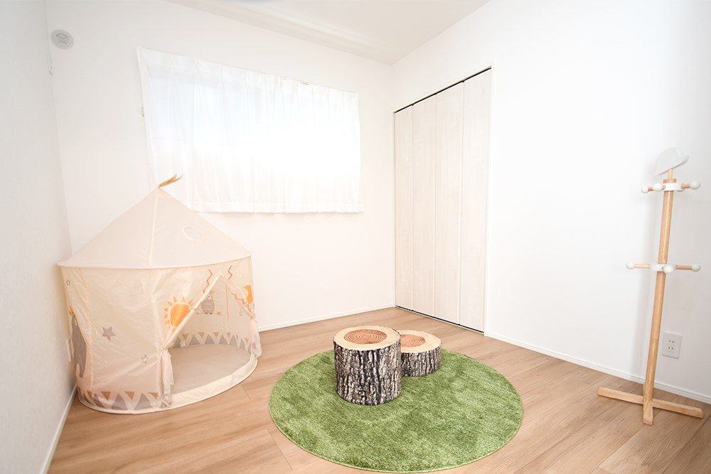 【可変性の高い1F居室】キッズスペースやゲストルームとしても活用可能。空間デザインの美しさが引き立つ落ち着いたトーンに統一。※施工事例です。