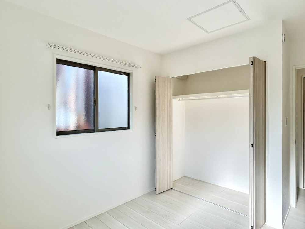 2階は主寝室のほかに2部屋！吊りレール付きの収納スペースもあるので、お部屋の整理もしやすいです♪