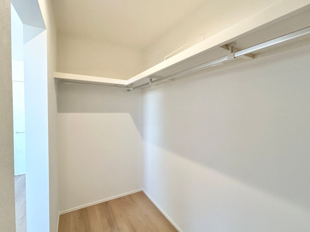 寝室にはウォークインクローゼットが確保されており、洋服以外にもスーツケースや大きめな荷物も収納できます♪※施工事例です。実物とは異なります。