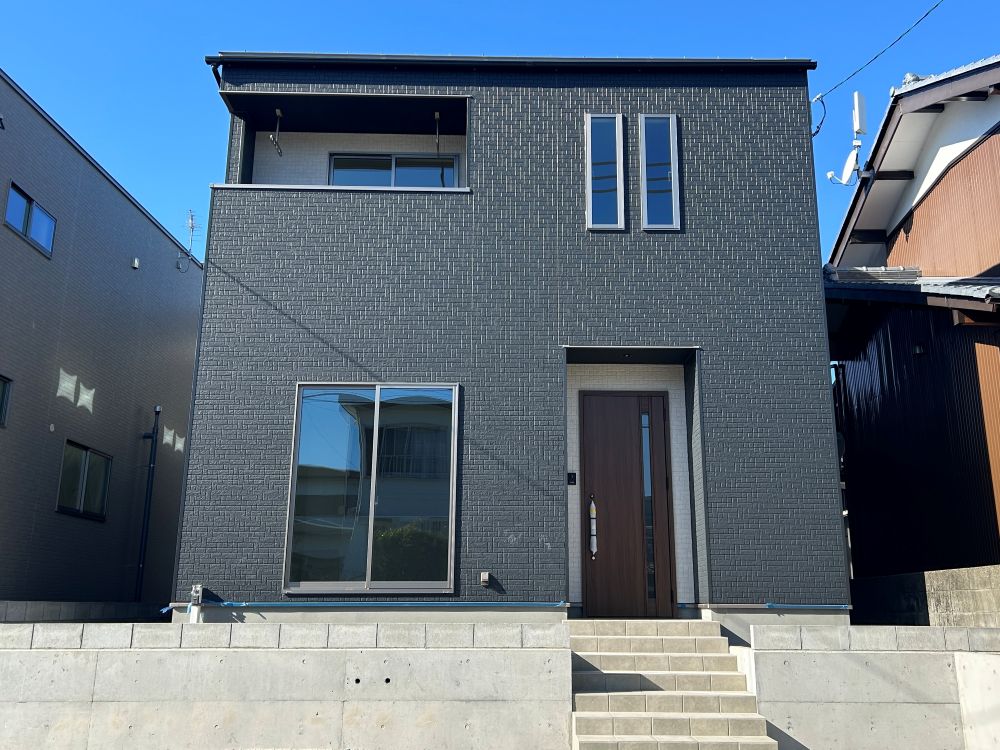 枝川小学校まで徒歩5分。スーパーや公園なども徒歩10分圏内で子育てしやすいエリアの4LDKです♪南東向きで日当たりも◎（外構工事中）※撮影月：2026年1月