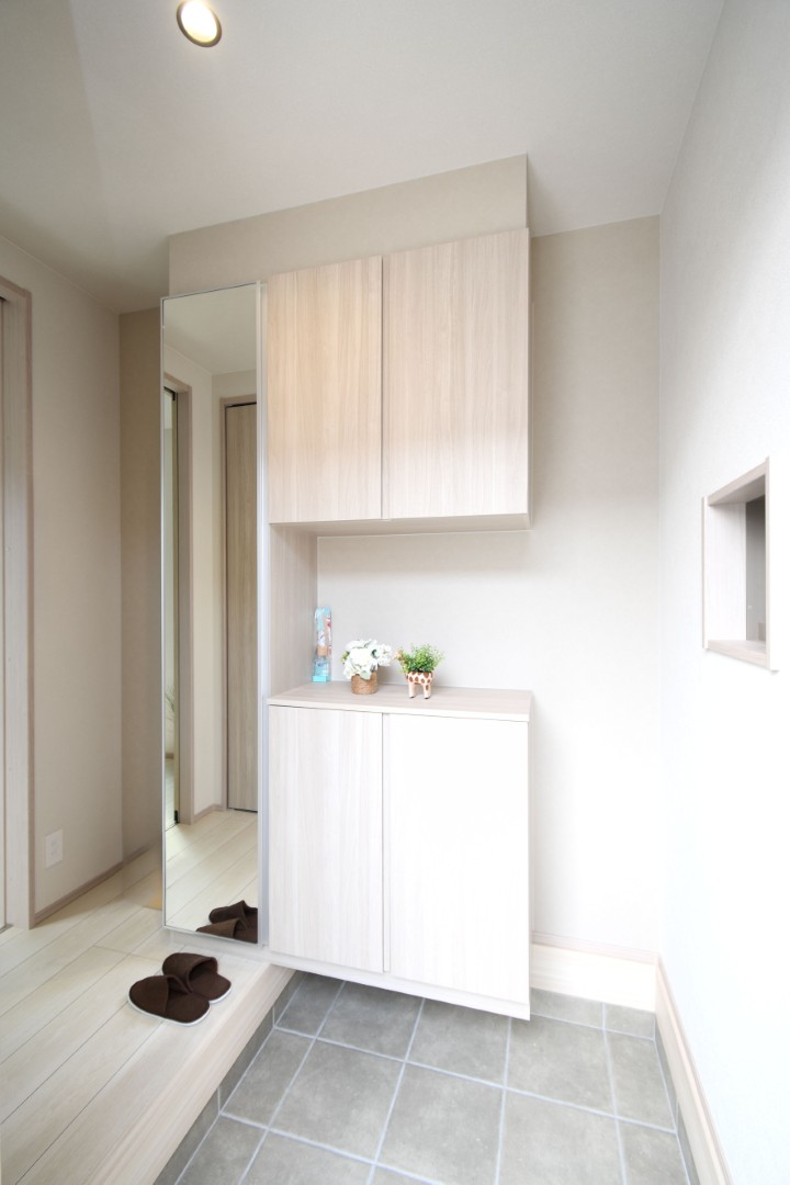 シューズボックスは上下に分かれているので棚に小物が置けます♪棚は可動式なので、すっきり収納できてとても便利です♪