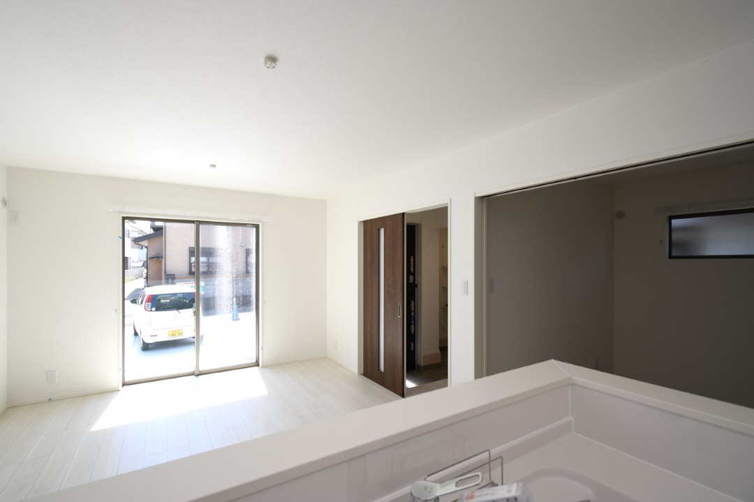 家族が集まる明るいリビング！お子様のお勉強をダイニングで済ませるようにすると家事をしながらお子様の頑張りを見守れます♪ 