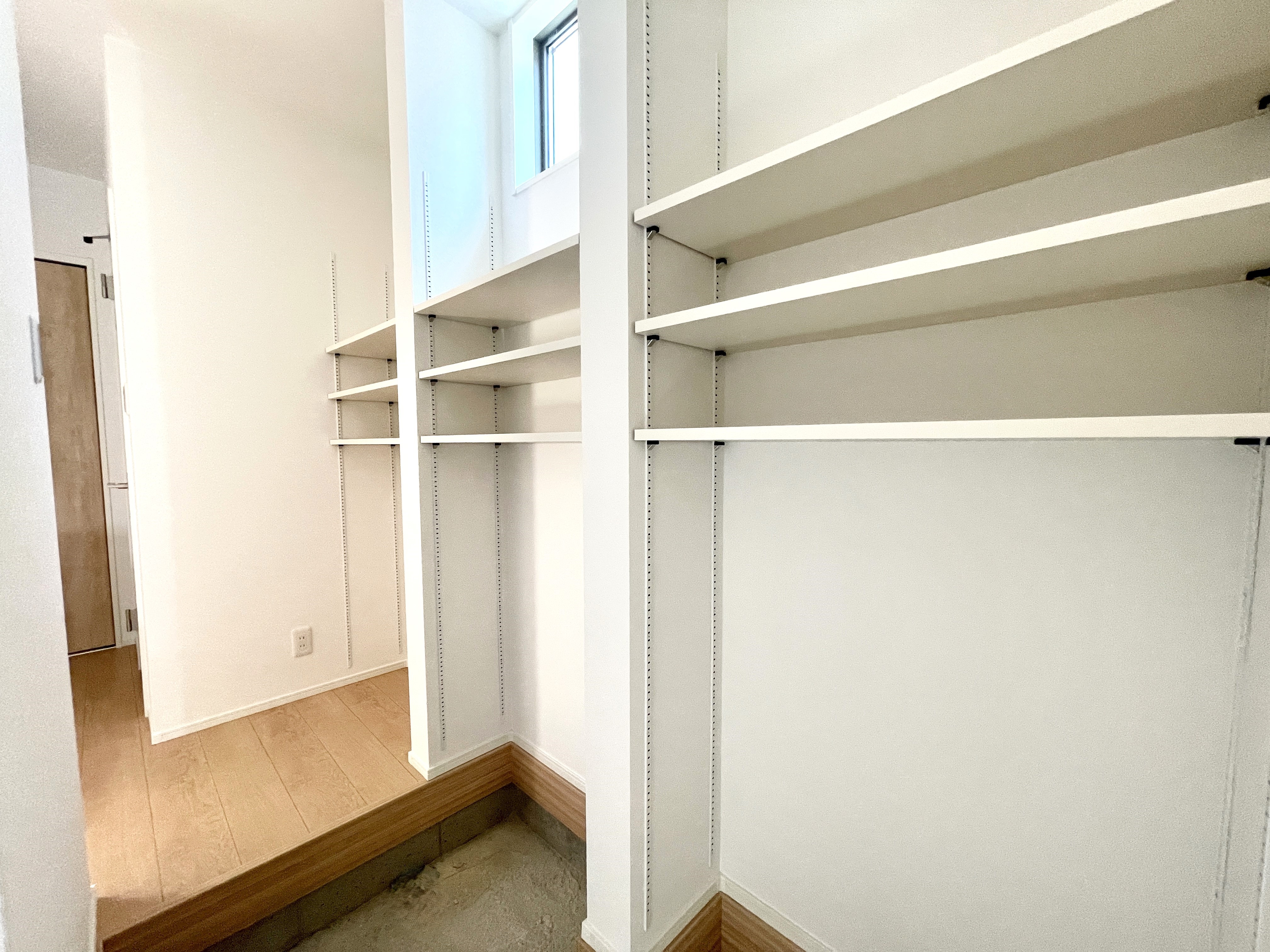 靴の収納はもちろん、ベビーカーやアウトドア用品など多目的収納スペースに利用できるシューズインクローク付き♪※施工事例です。実物とは異なります。