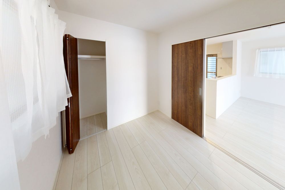 1F居室は生活スタイルに応じて、一体的に利用することができます。お子様用のキッズリビングや、来客時の寝室として仕切ったり幅広く利用できます♪