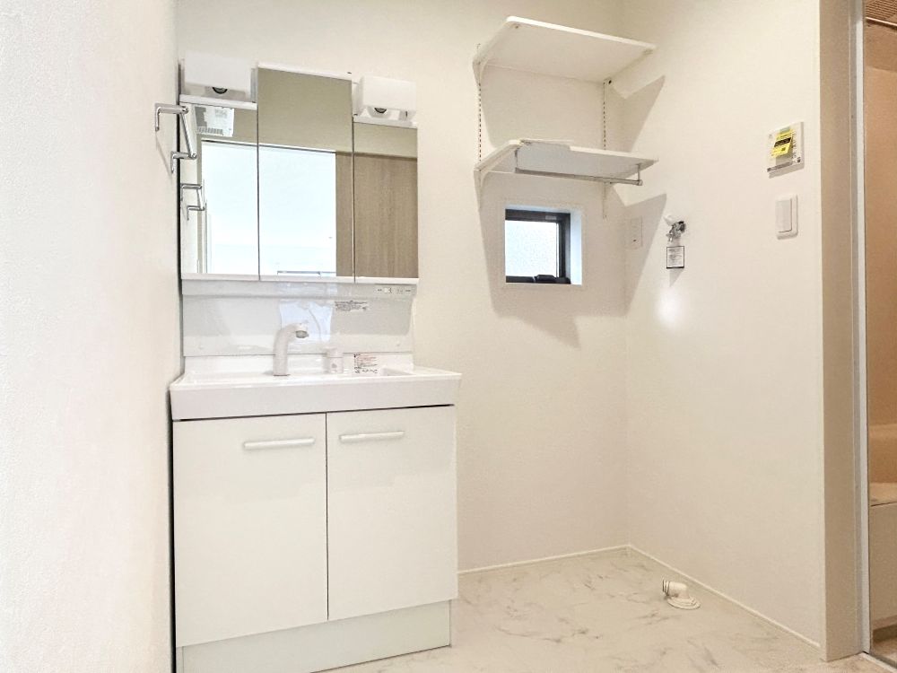 三面鏡の裏が収納になっており、化粧品や洗面用具などをすっきりと収納できます。