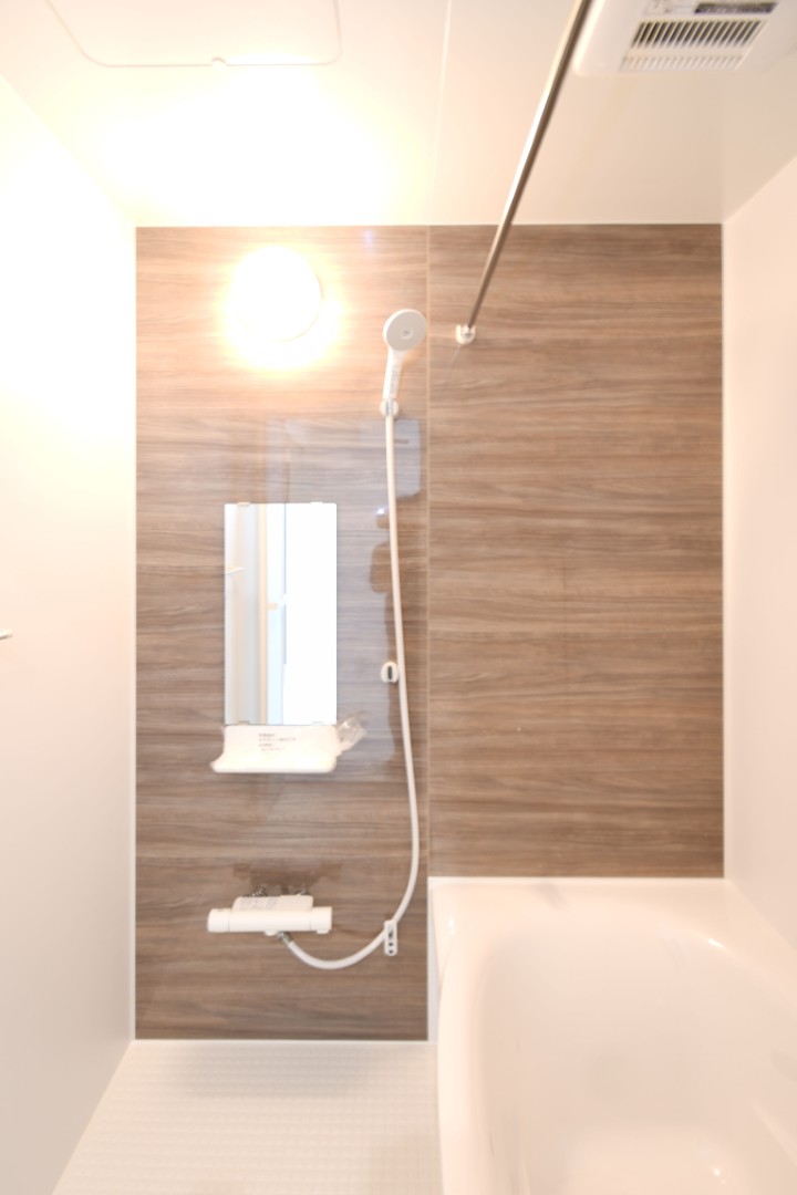 1日の疲れをほぐす、とっておきのリラクゼーションタイムを楽しむバスルーム。 美しく、機能的なデザインを採用、清潔感あふれる心地よい空間づくりにこだわりました。 