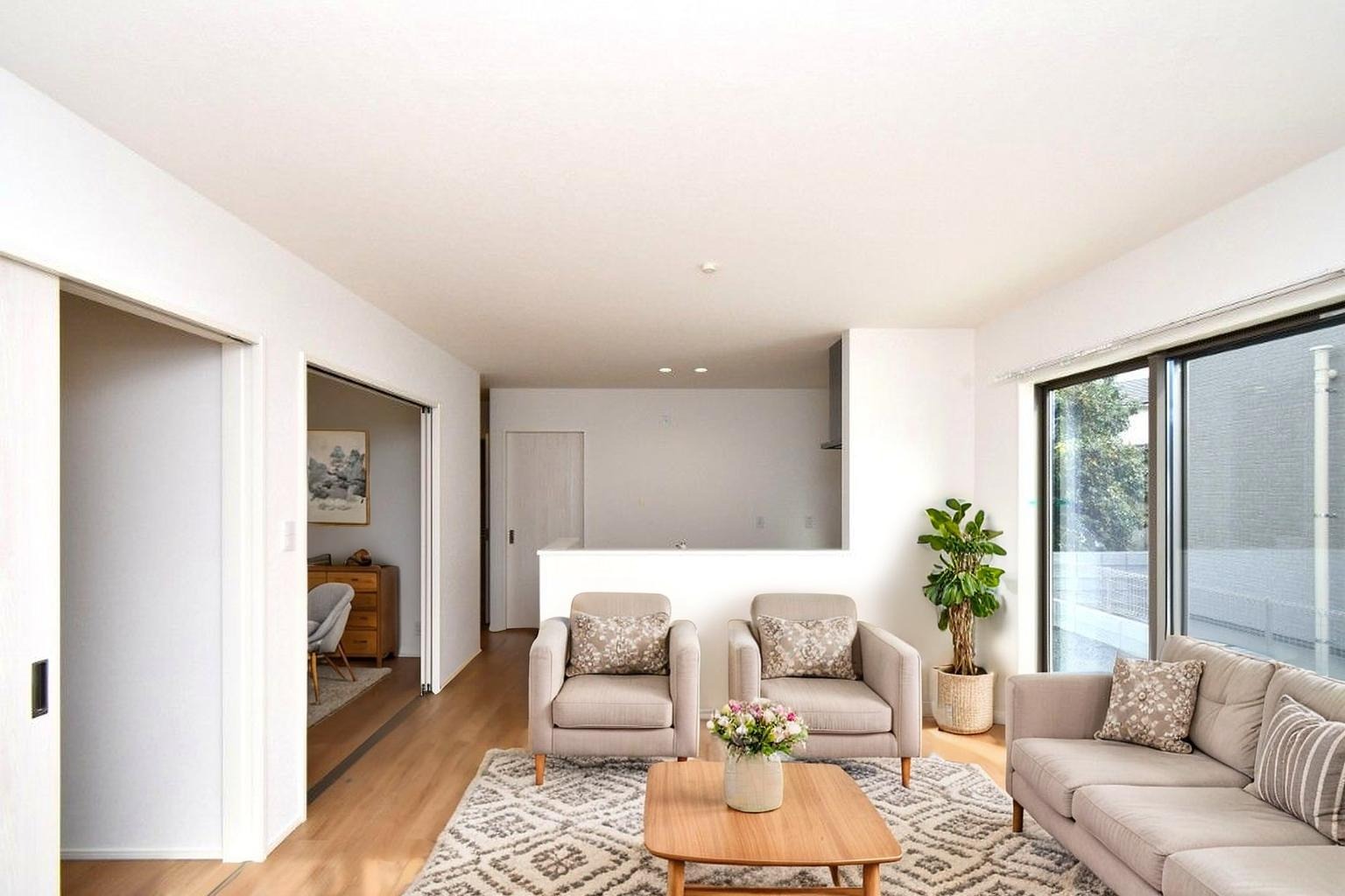 家族が集まるリビングは広々15.1帖！キッチンからもリビングが見渡せるため、どこに居ても家族を感じ、会話もはずみますね。「※CGにて家具を配置しています」