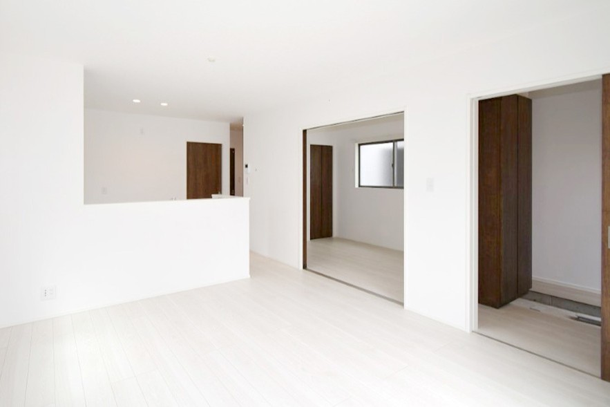 家族が集まるリビングは15帖！キッチンからもリビングが見渡せるため、どこに居ても家族を感じ、会話もはずみますね。※施工事例です。実際とは異なります。