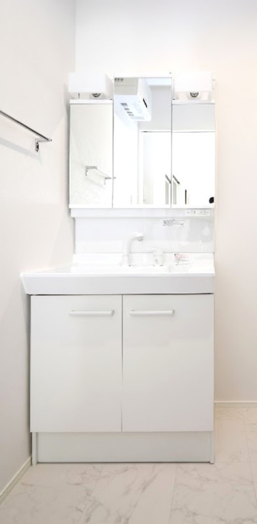 三面鏡の裏は収納スペースとなっており、物が多くなりがちな洗面台まわりをスッキリ保つことができます。