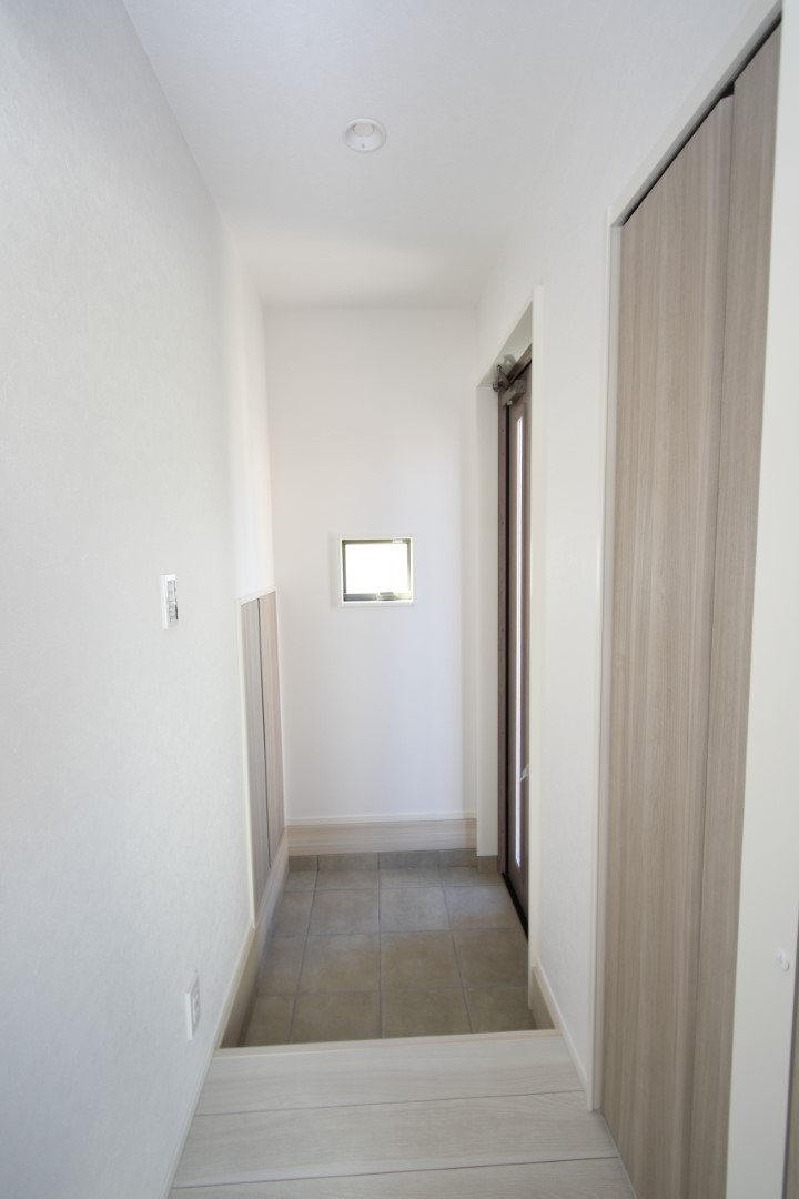 シューズボックスは上下に分かれているので棚に小物が置けます♪棚は可動式なので、すっきり収納できてとても便利です♪※施工事例です。実物とは異なります。詳しくはお問い合わせください。