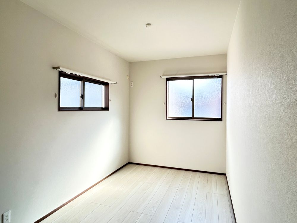 2階には寝室以外に洋室が2部屋。プライベートもしっかり確保できます。