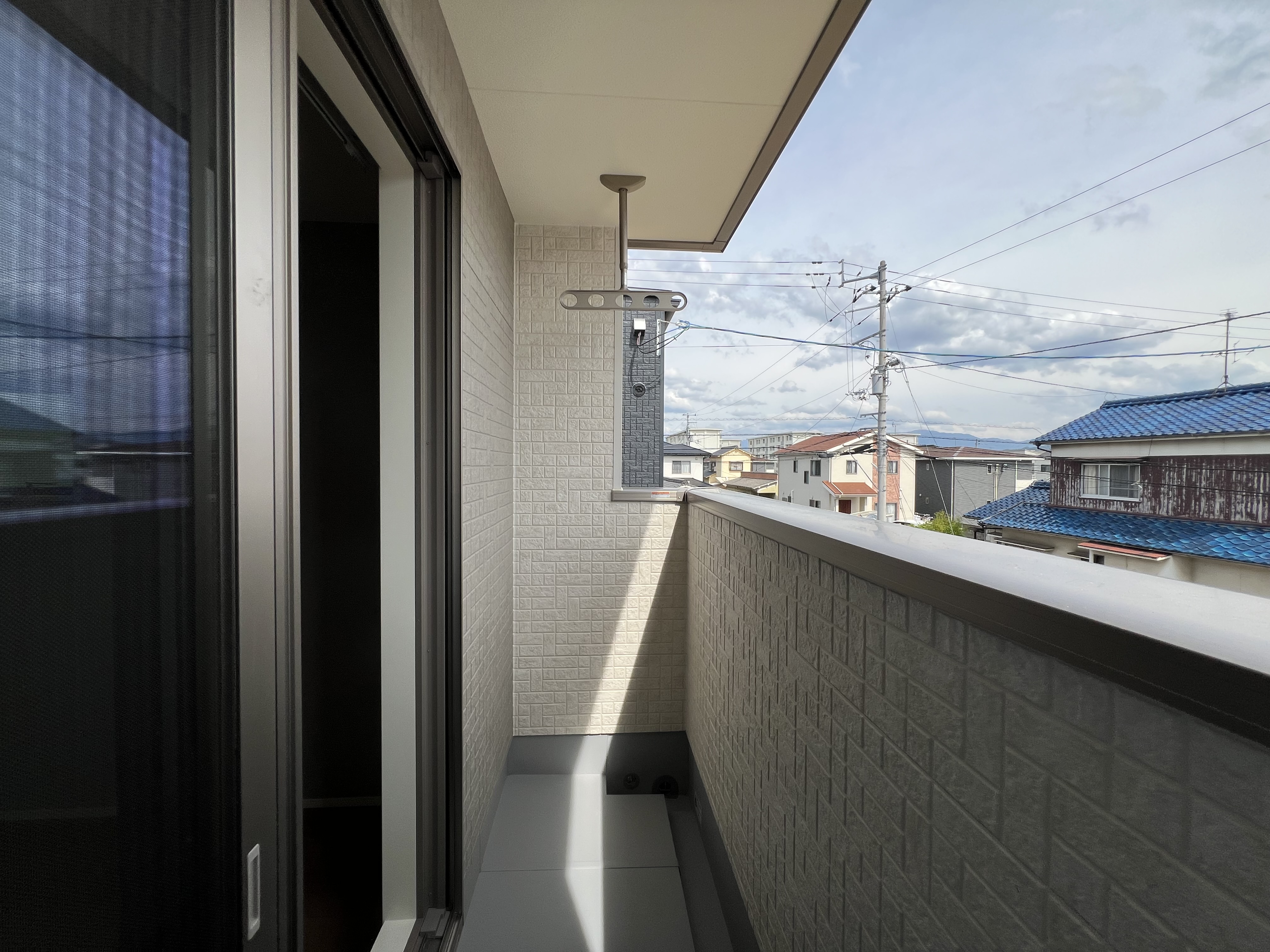 屋根付きバルコニーで急な雨で洗濯物が濡れる心配も少ない設計♪ 天井吊りパイプで足回りもすっきり♪