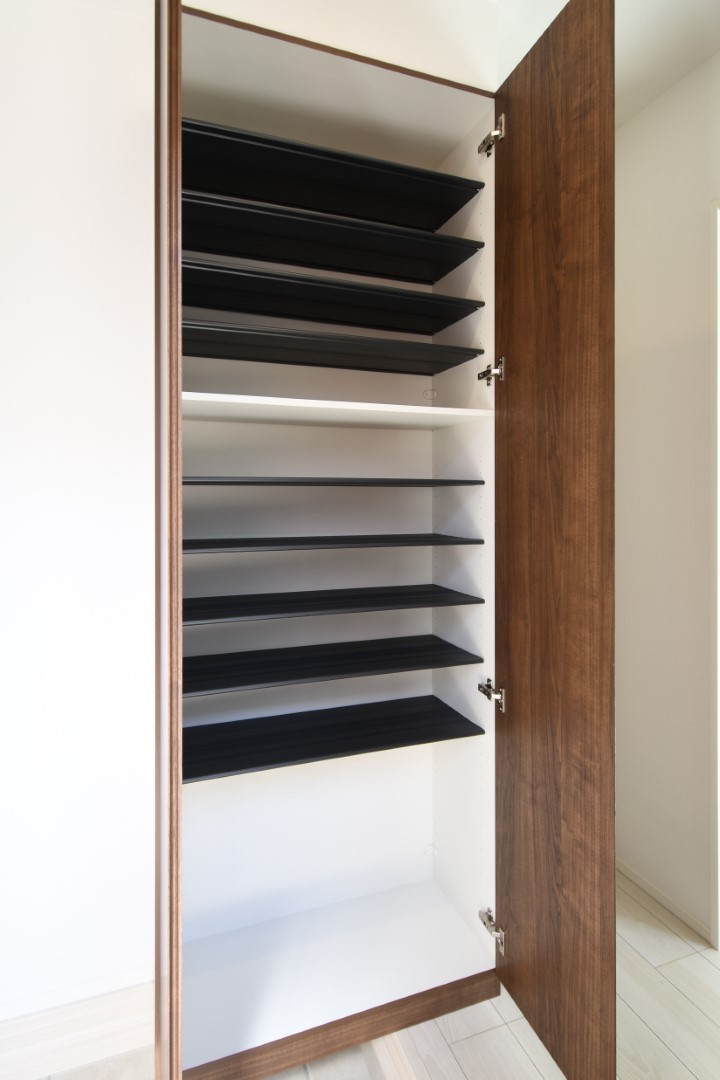 棚は可動式なので、すっきり収納できてとても便利です♪※施工事例です。