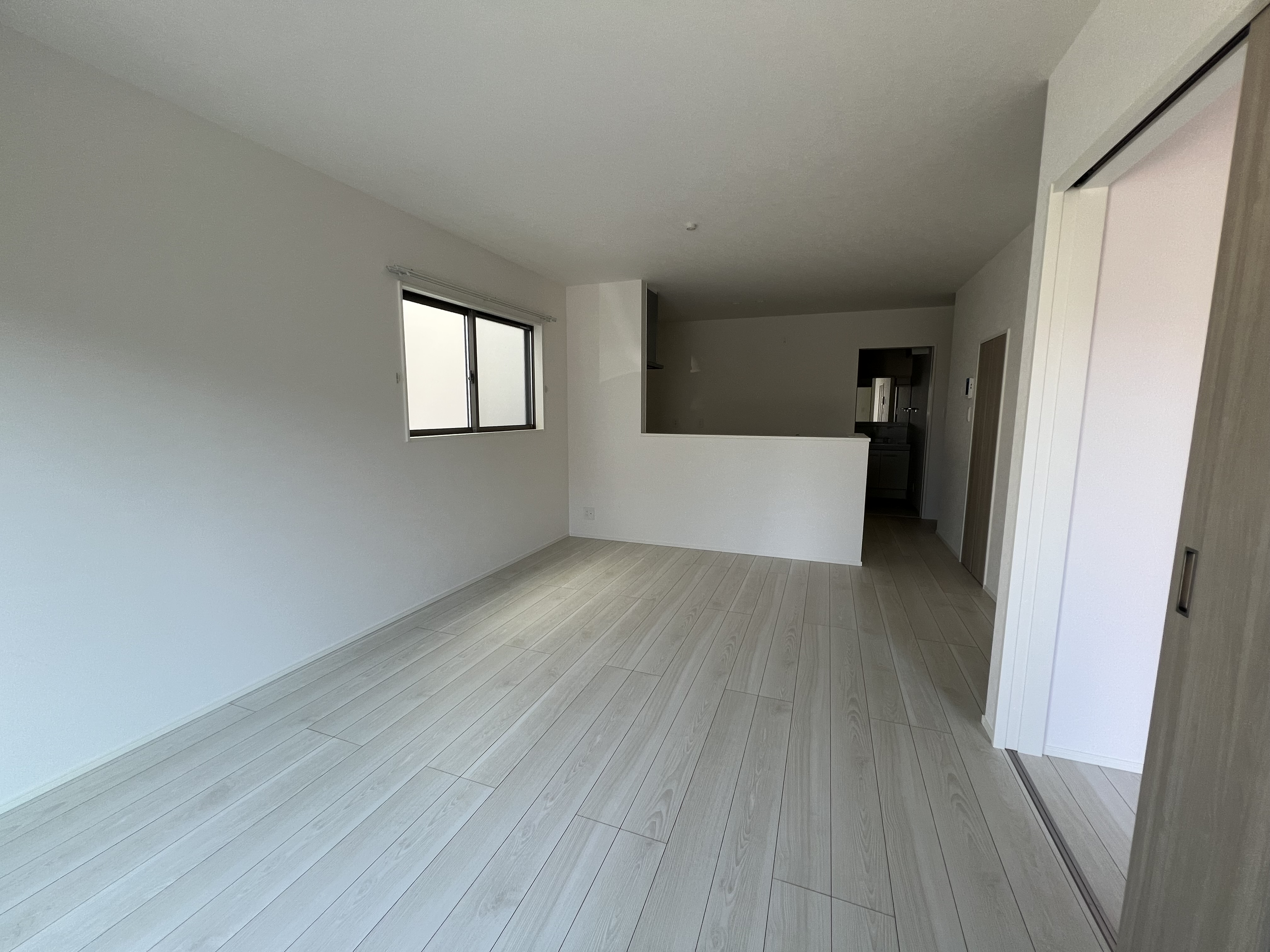 家族と過ごすリビングは15.7帖。2面に窓があり明るいお部屋です。※施工事例です。実際とは異なります。