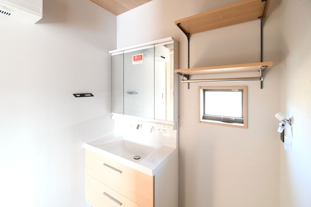 【ミラー裏収納で美しさキープ】ホテルライクな洗面台は三面鏡裏に大容量の収納付き。すっきりとした印象が続く空間設計。