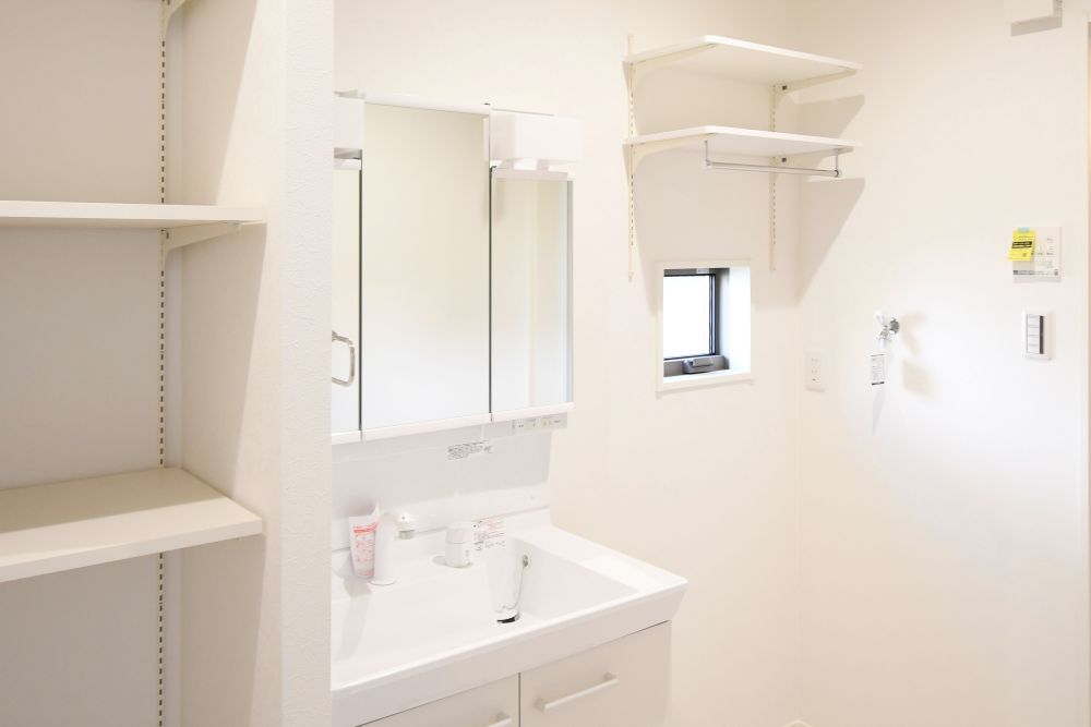 三面鏡の裏は収納スペースとなっており、物が多くなりがちな洗面台まわりをスッキリ保つことができます。