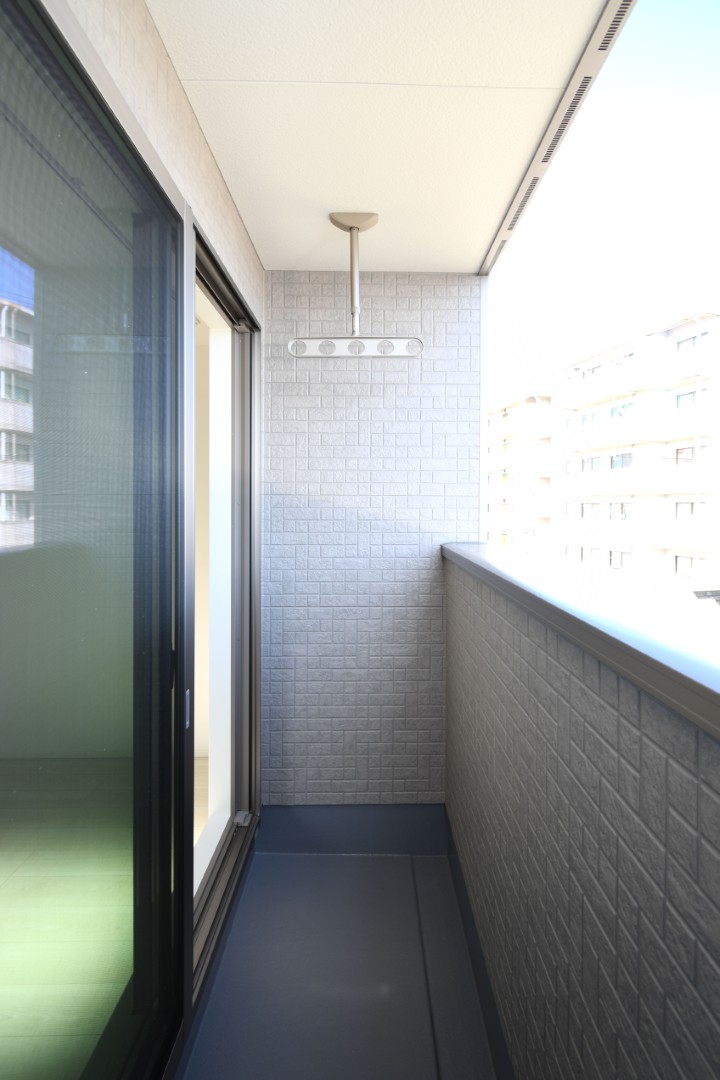 屋根付きバルコニーで急な雨で洗濯物が濡れる心配も少ない設計♪ 天井吊りパイプで足回りもすっきり♪ 