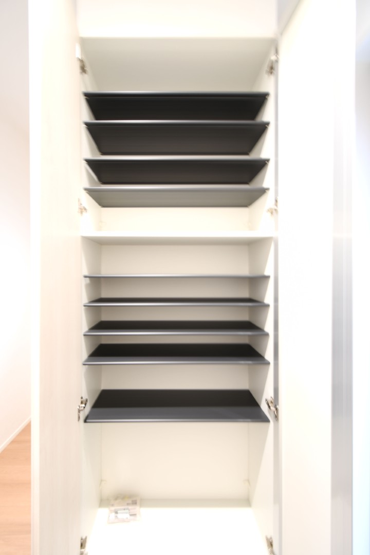 シューズボックスはトールタイプのスラっとした見た目ですっきり収納できてとても便利です♪　