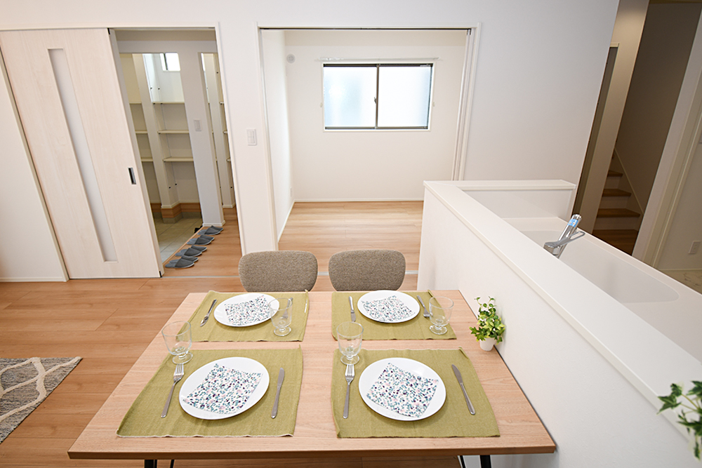 家族が集まる明るいリビング！お子様のお勉強をダイニングで済ませるようにすると家事をしながらお子様の頑張りを見守れます♪ ※施工事例です。実物とは異なります。詳しくはお問い合わせください。