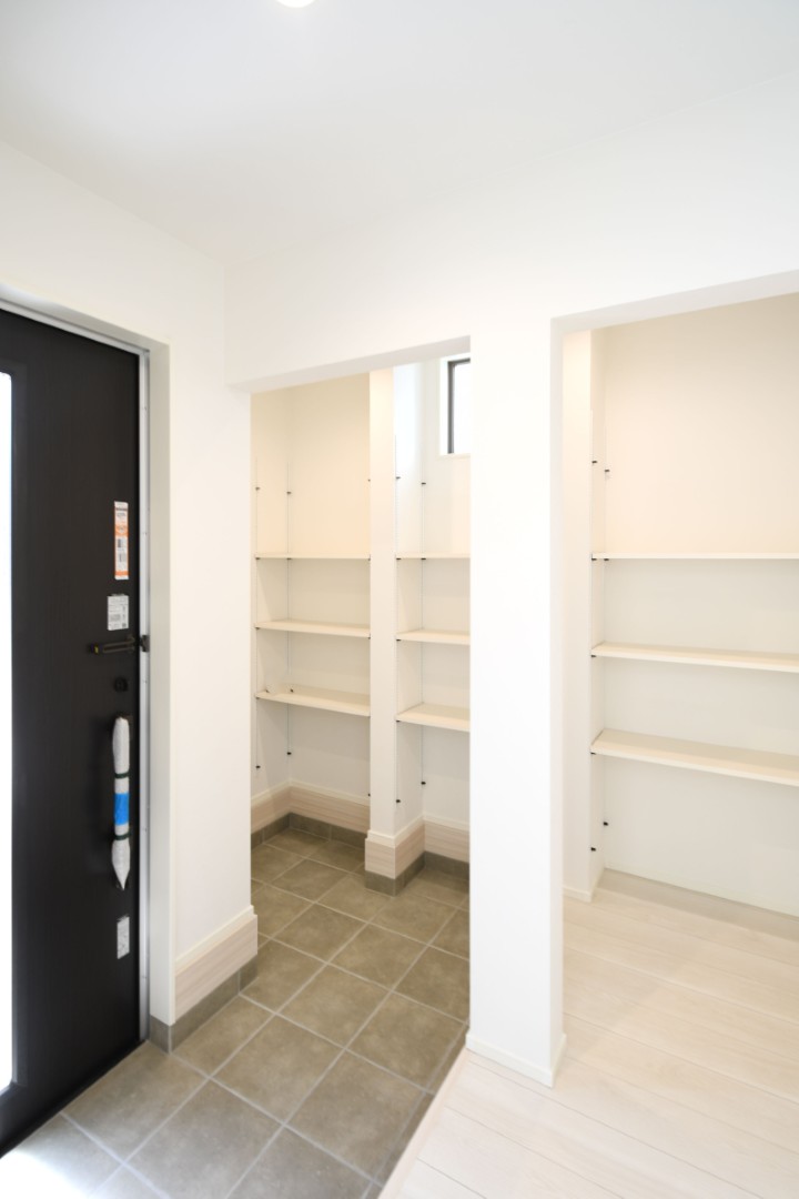 大容量の土間収納を設置。靴はもちろん、べビーカーや 趣味の道具を置いておくのにも便利です♪