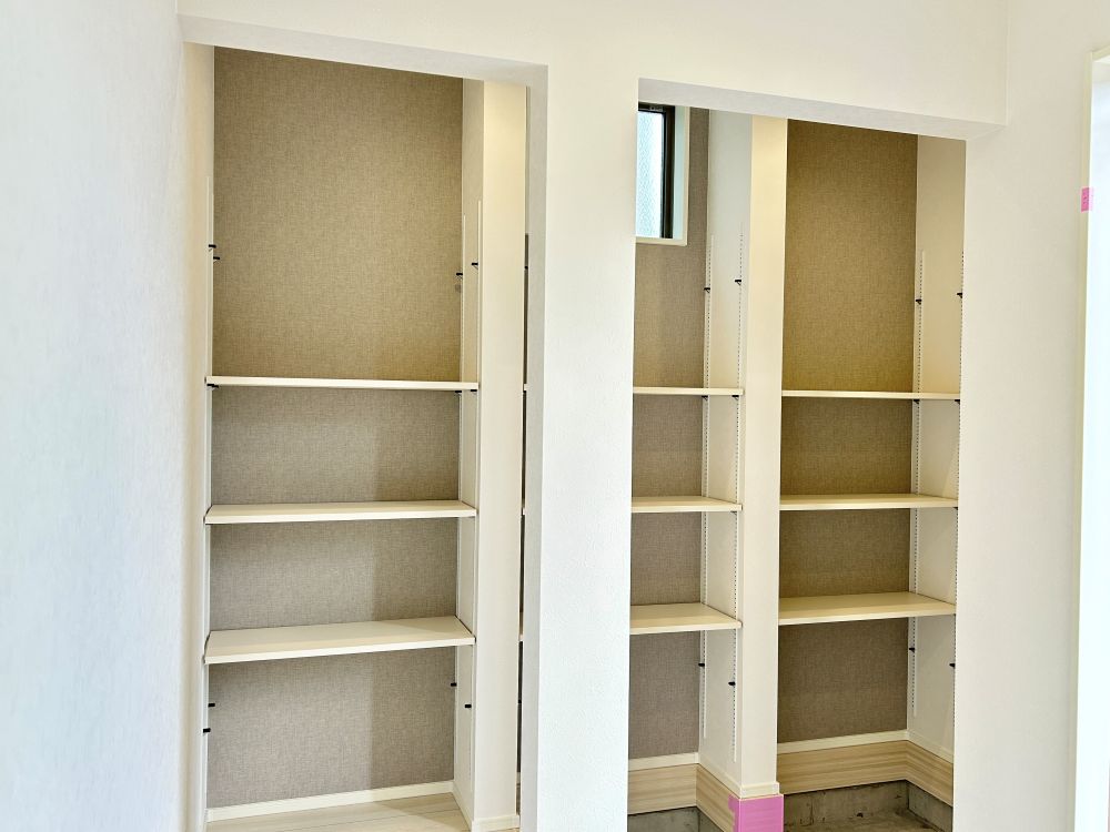 シューズクローゼットも広々で整理しやすい♪ベビーカーなど大きな荷物も置けます。