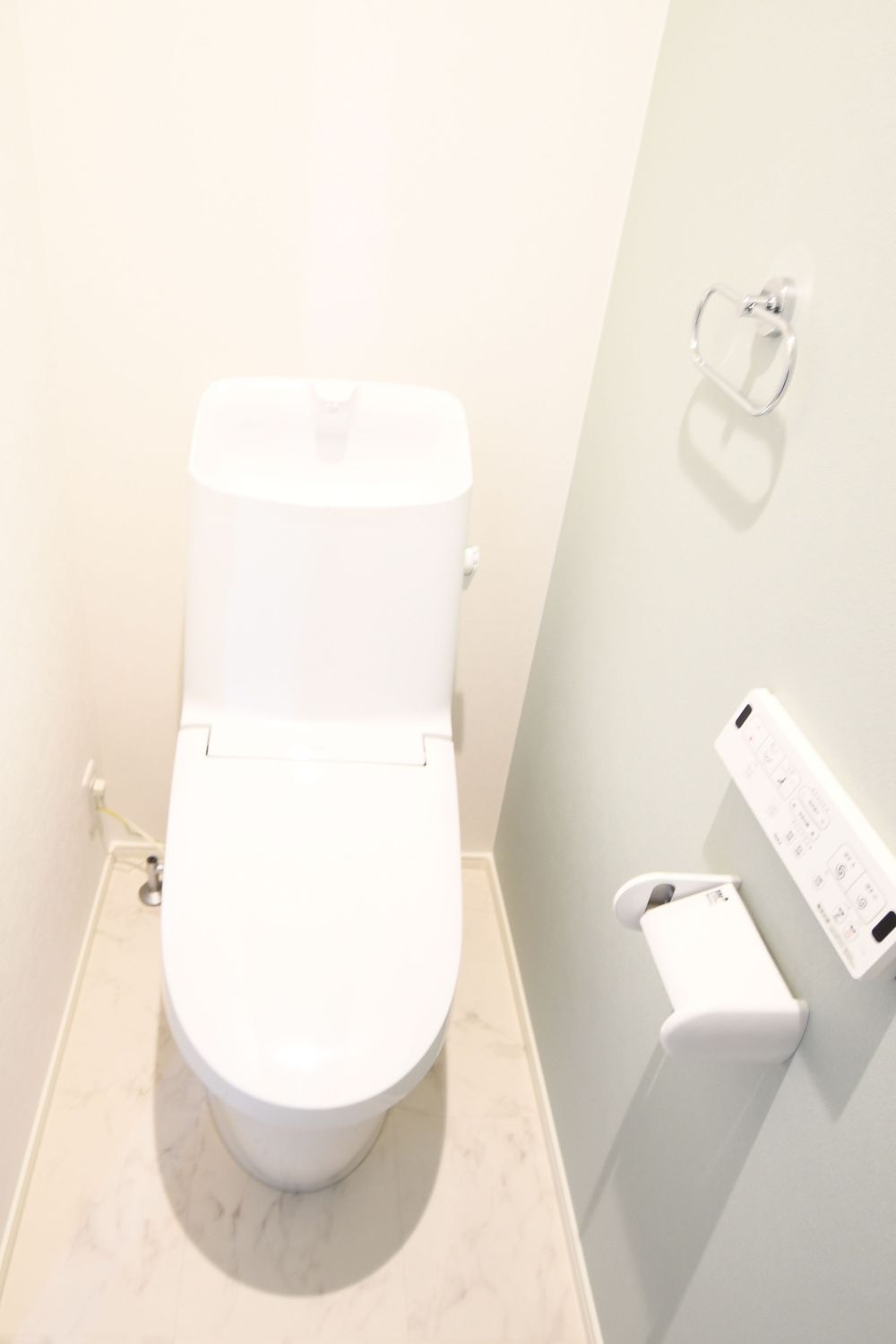 温水洗浄便座トイレ。新素材により、気になる便座もサッとひとふきでキレイになります。