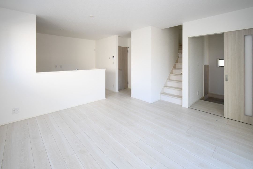 家族が集まるリビングは広々15.7帖！キッチンからもリビングが見渡せるため、どこに居ても家族を感じ、会話もはずみますね。 ※施工事例です。実物とは異なります。詳しくはお問い合わせください。