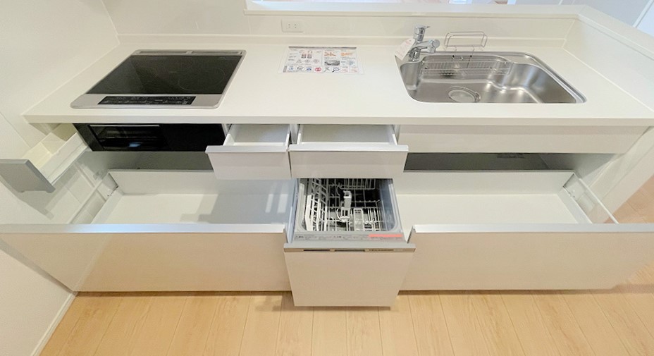 対面式キッチンは家事をしながら家族を見守り、コミュニケーションの取れる人気のスタイル。食洗器付きで洗い物の時間を削減でき、家事の負担を軽減してくれるキッチンです。※施工事例です。実際とは異なります。