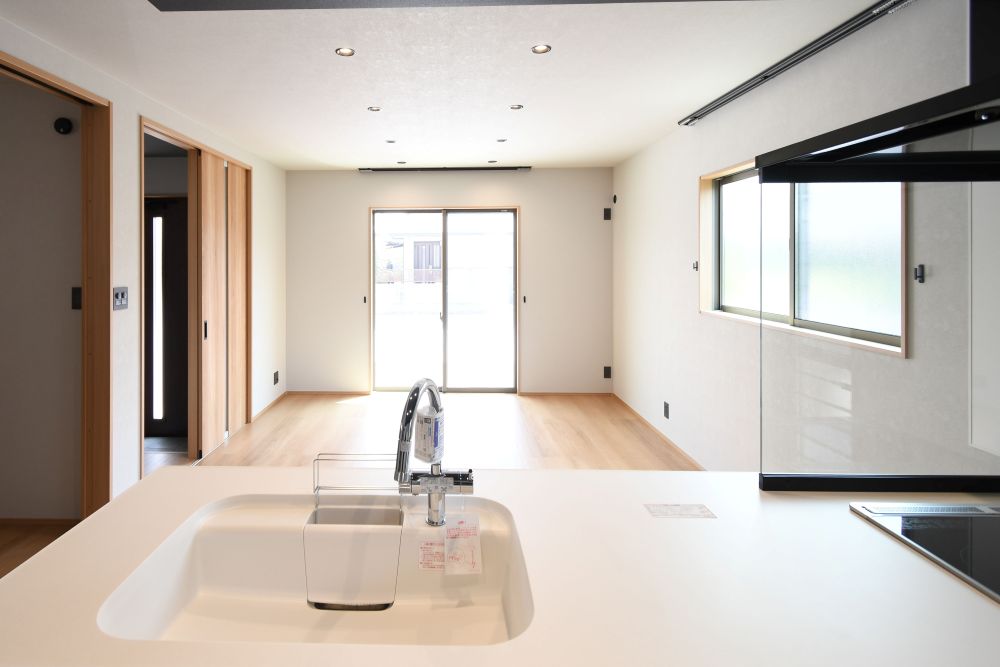 家族が集まる明るいリビング！お子様のお勉強をダイニングで済ませるようにすると家事をしながらお子様の頑張りを見守れます♪ ※施工事例です。実物とは異なります。詳しくはお問い合わせください。