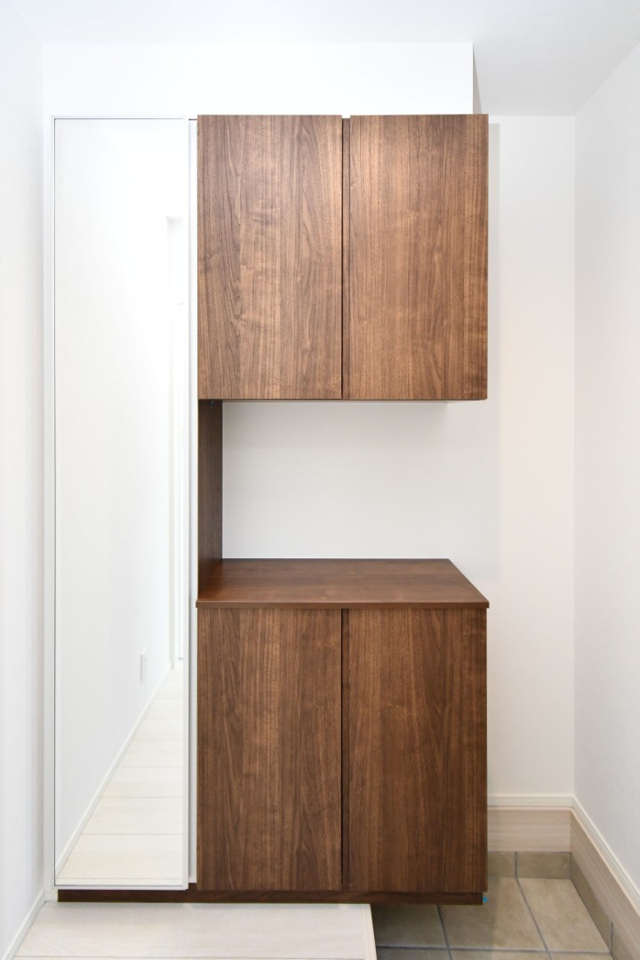 シューズボックスは上下に分かれているので棚に小物が置けます♪棚は可動式なので、すっきり収納できてとても便利です♪