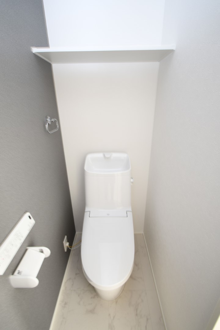 お掃除ラクラク♪温水洗浄便座トイレ。※施工事例です。実物とは異なります。