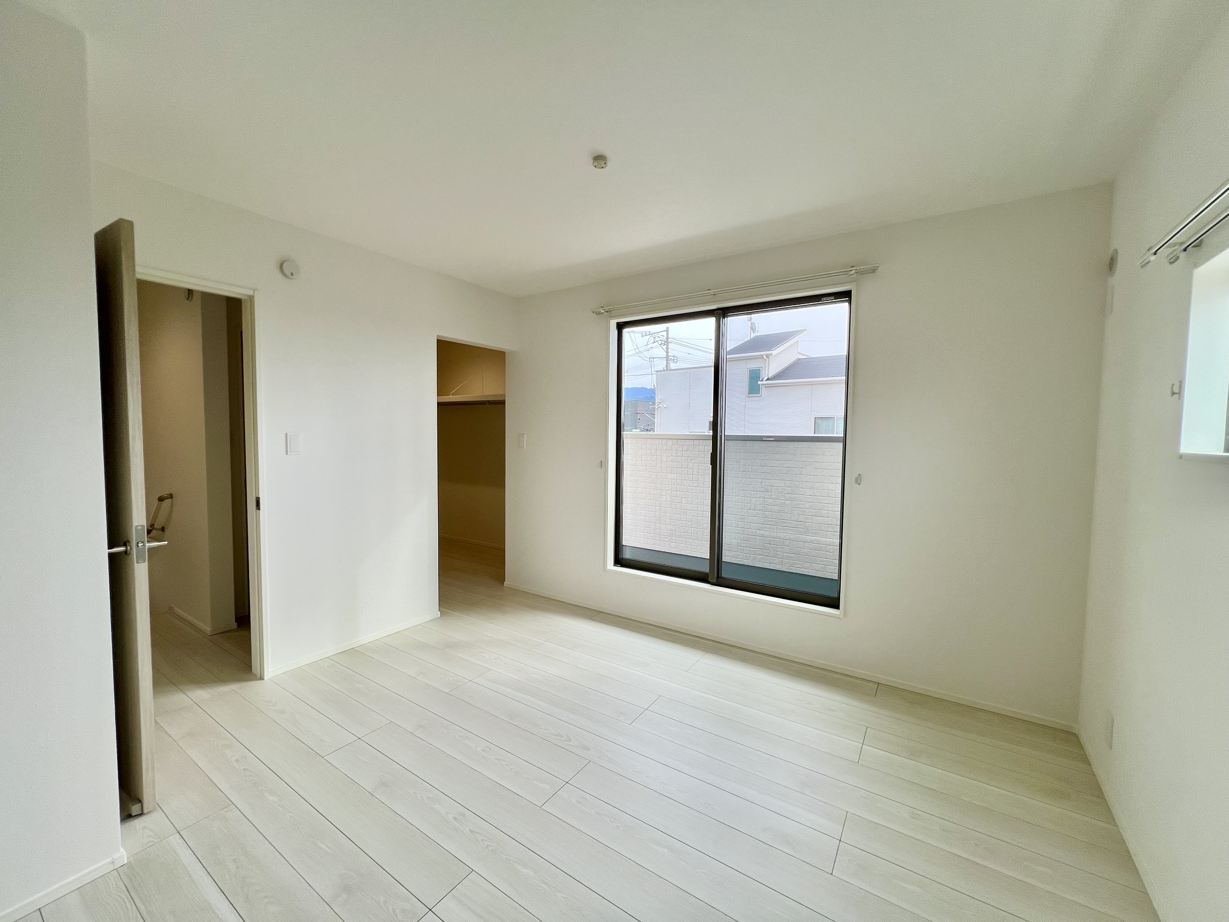 主寝室は広々していて安らげる空間に。バルコニーにすぐアクセスできるため、お洗濯物の片付けもらくらく♪