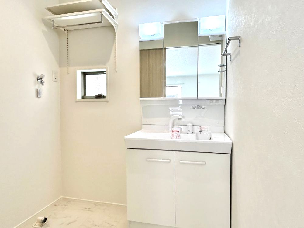 三面鏡の裏は収納スペースとなっており、物が多くなりがちな洗面台まわりをスッキリ保つことができます。※施工事例です。実際とは異なります。