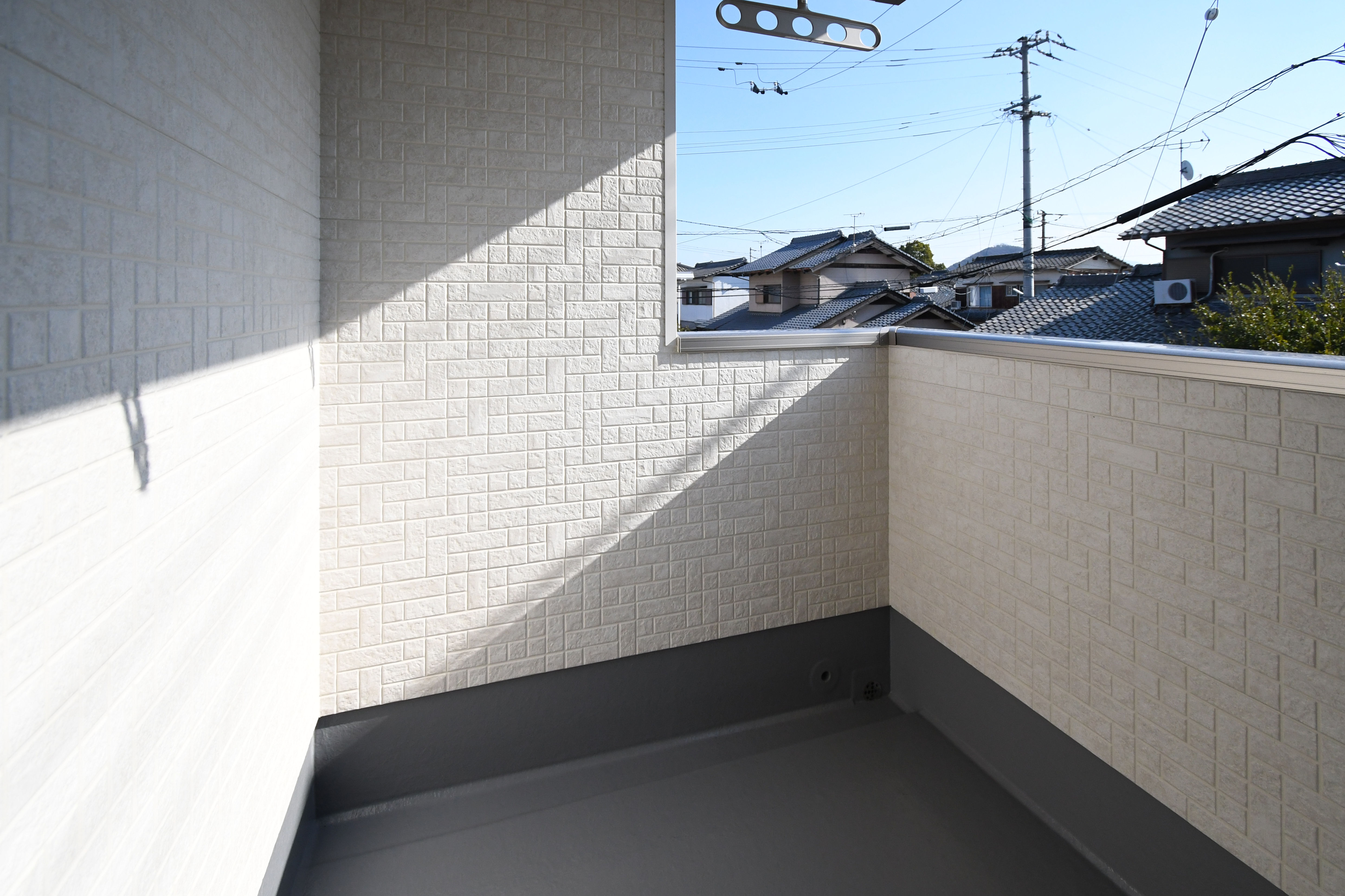 インナーバルコニーなので急な雨でも洗濯物が濡れにくく、ウィークインクローゼットが近いので片付けも便利です。　