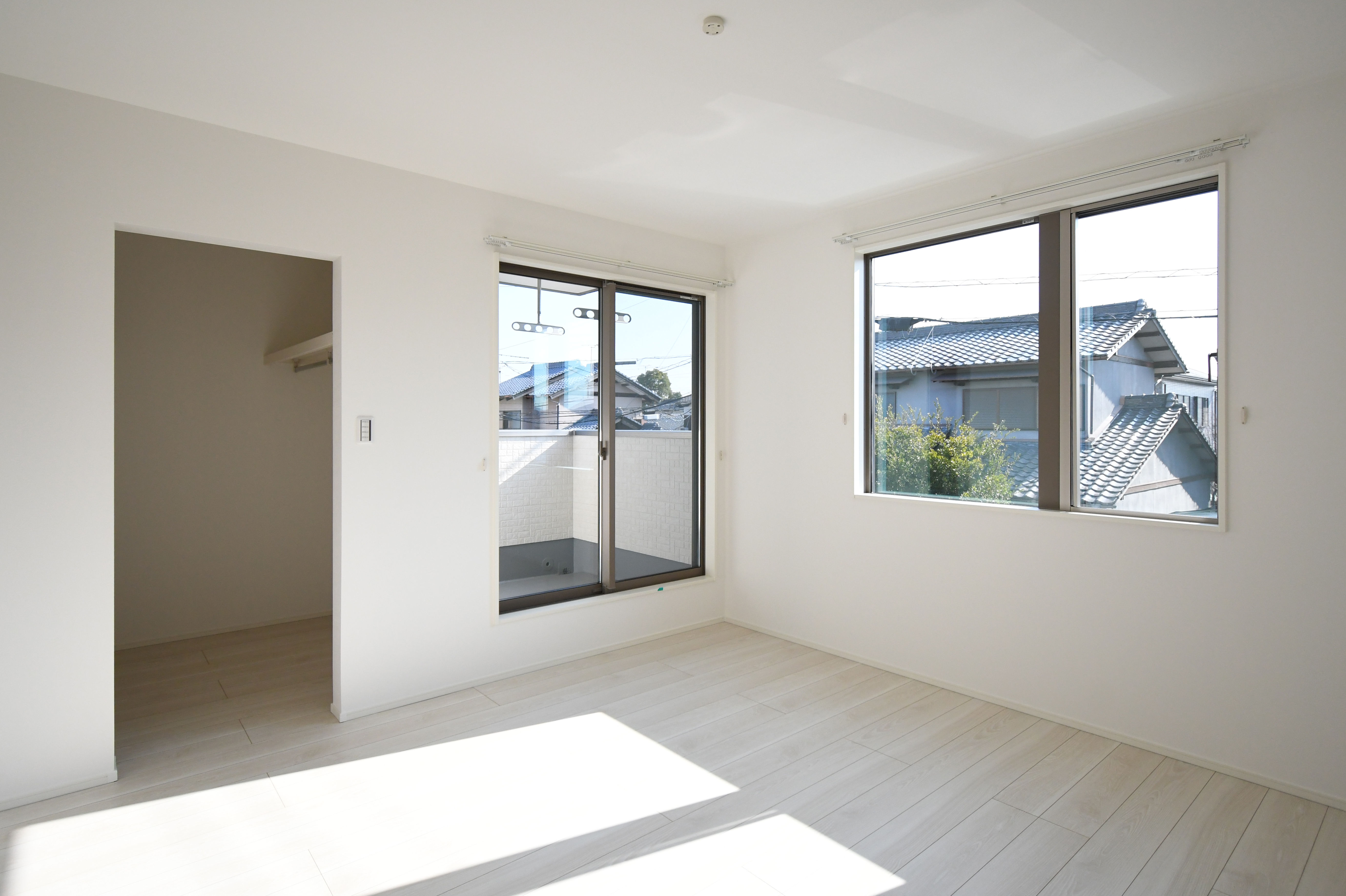 8.5帖の主寝室は南側に面しており、大きな窓から明るい光が差し込みます。※施工事例です。実際とは異なります。