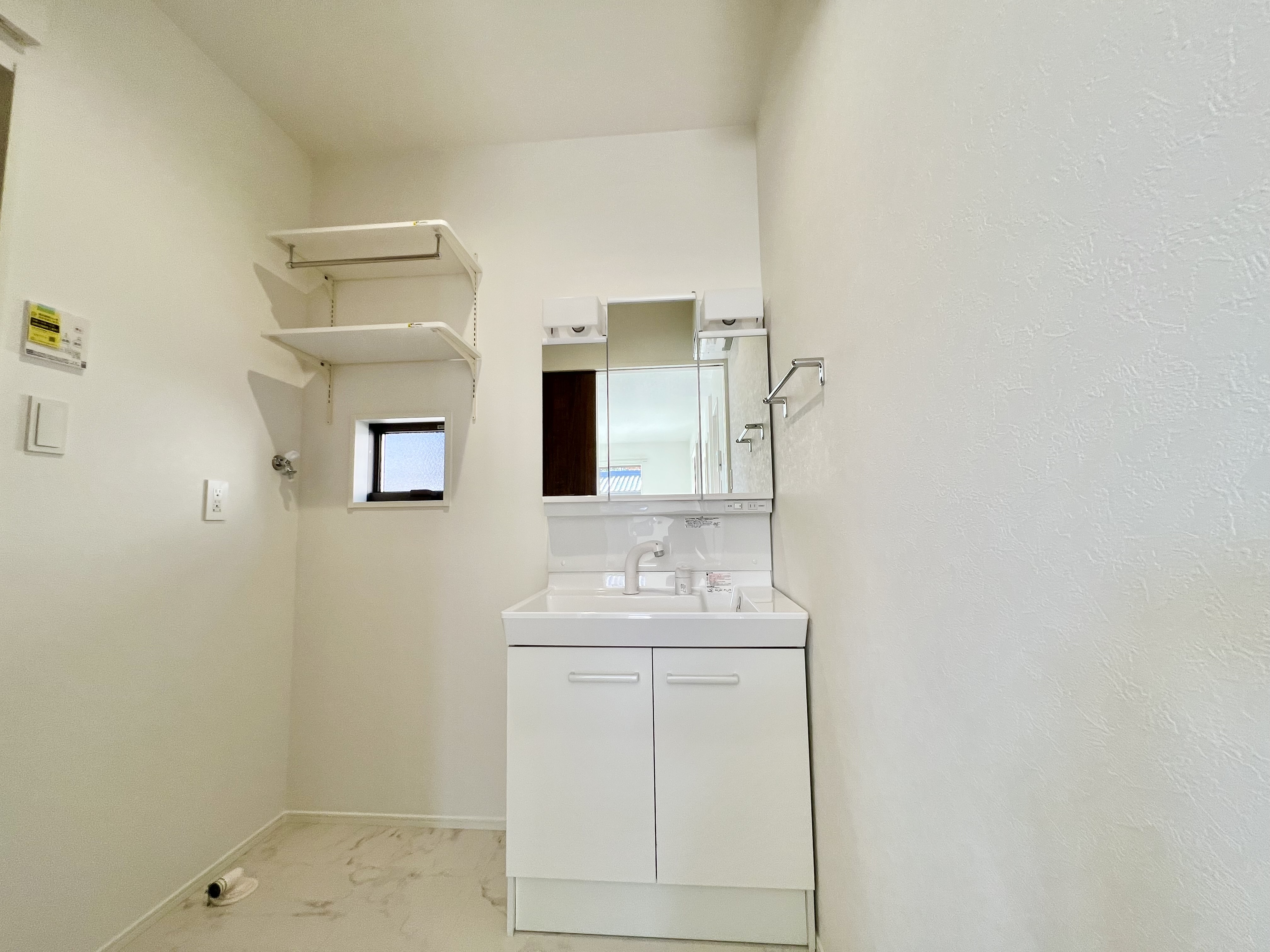 三面鏡の裏は収納スペースとなっており、物が多くなりがちな洗面台まわりをスッキリ保つことができます。