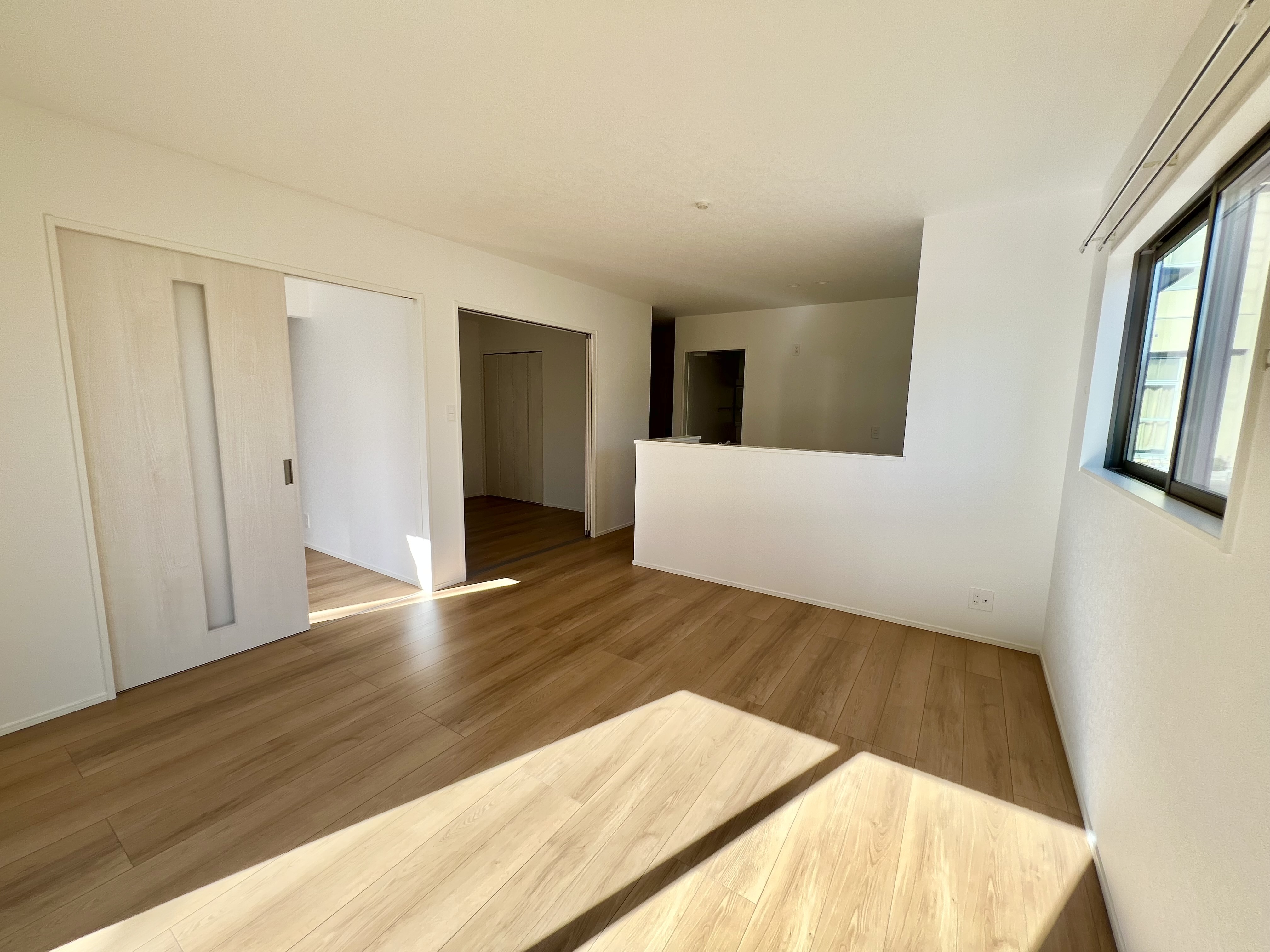 家族が集まるリビングは広々15.1帖！キッチンからもリビングが見渡せるため、どこに居ても家族を感じ、会話もはずみますね。