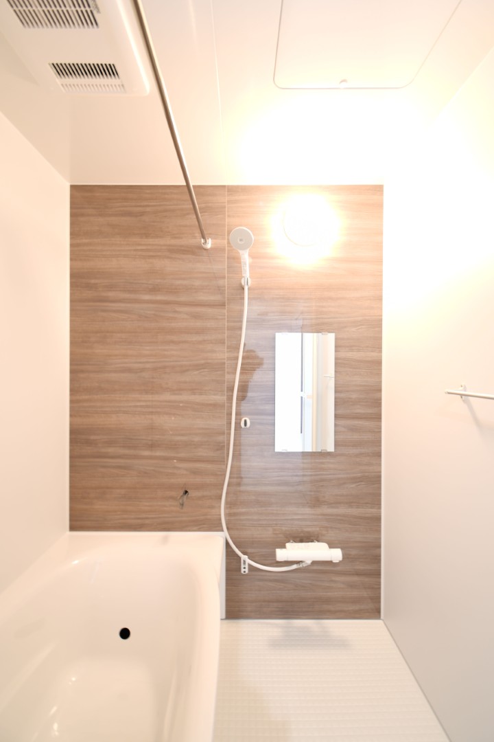 1日の疲れをほぐす、とっておきのリラクゼーションタイムを楽しむバスルーム。 美しく、機能的なデザインを採用、清潔感あふれる心地よい空間づくりにこだわりました。