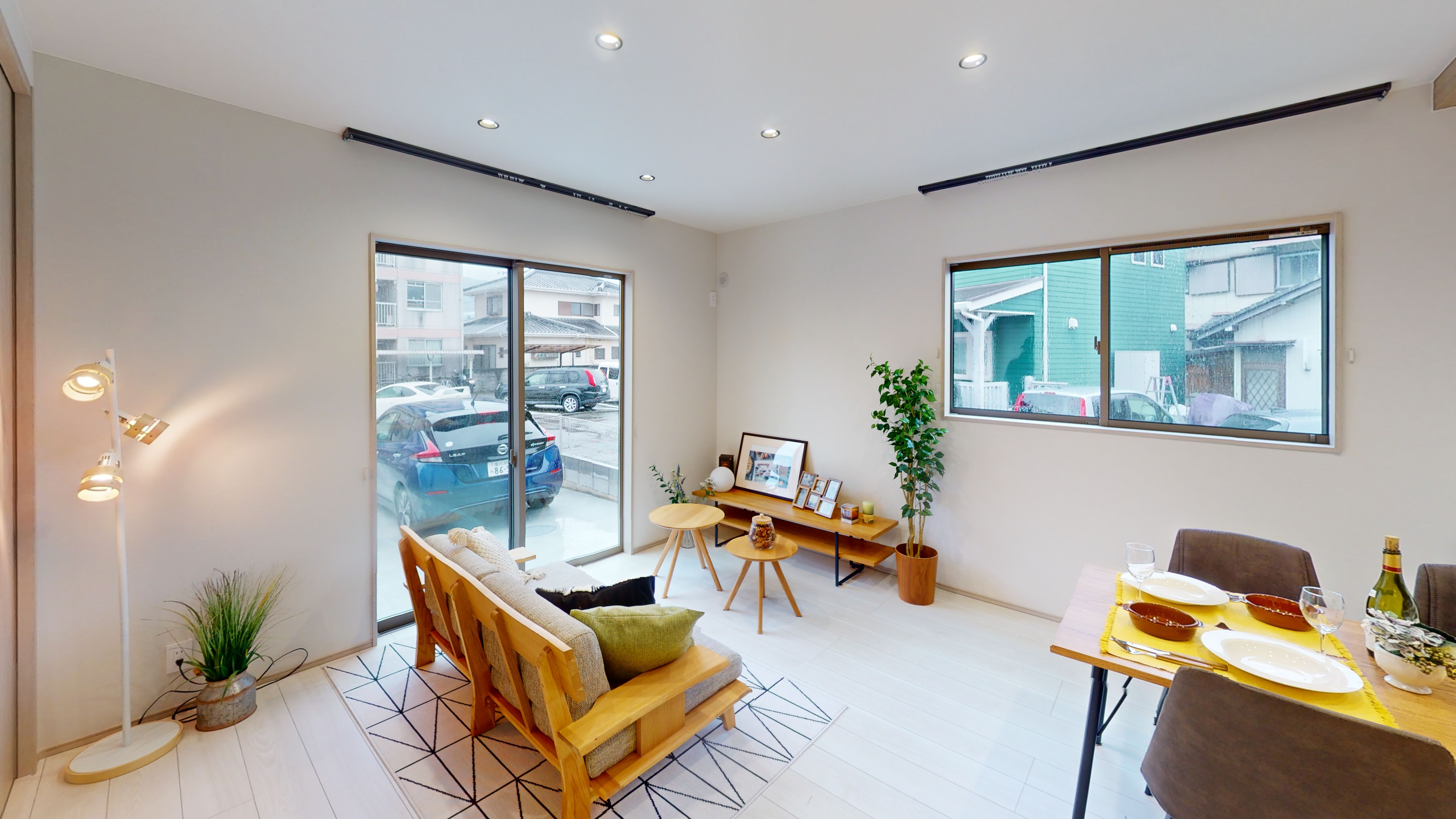 【空間に上質なニュアンスを添える折下げ天井】 折下げ天井には、モダンにもナチュラルにも映えるグレイッシュな木目調クロスを採用。空間にさりげないニュアンスと上質なアクセントを添えています。