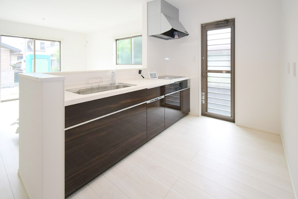 家事効率を上げる充実設備のキッチン。 食洗機とIH完備で、時短調理・後片付けもラクラク快適です。※施工事例です。実際とは異なります