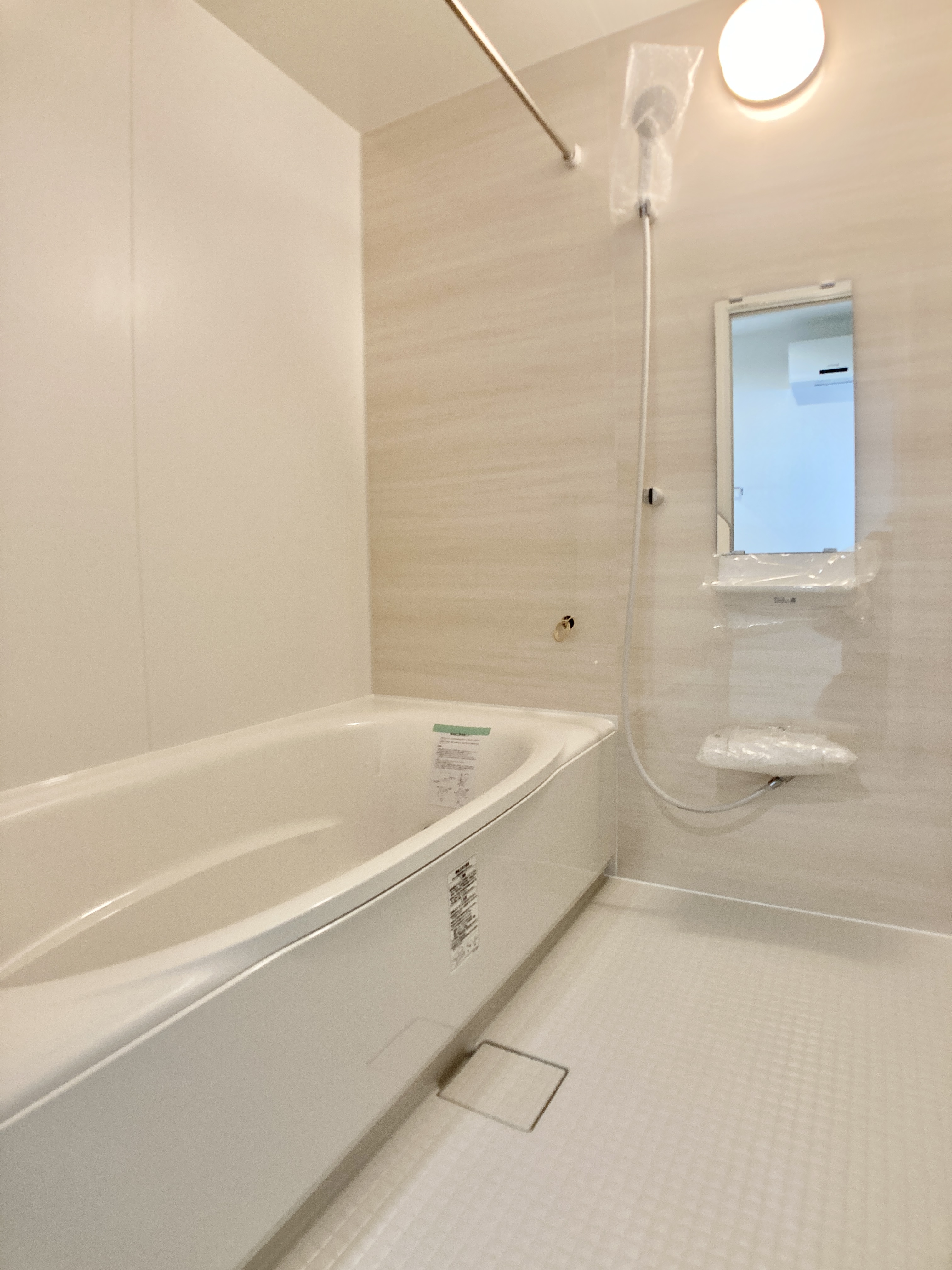 サーモフロアで水はけが良く、水垢が付きにくいので綺麗な浴室を保ちます♪ 浴室乾燥機付き！※施工事例です。実際とは異なります。