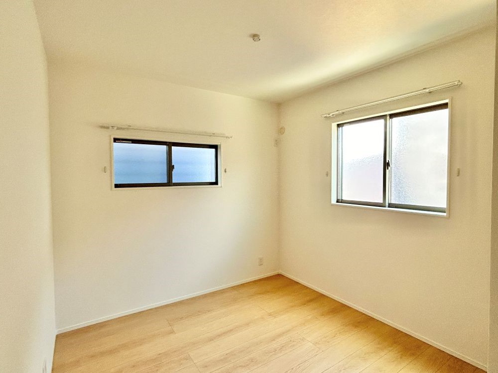 ２階は寝室以外に洋室が２部屋あります！※施工事例になります。実際と色やデザインが異なりますので詳しくはお問い合わせください。