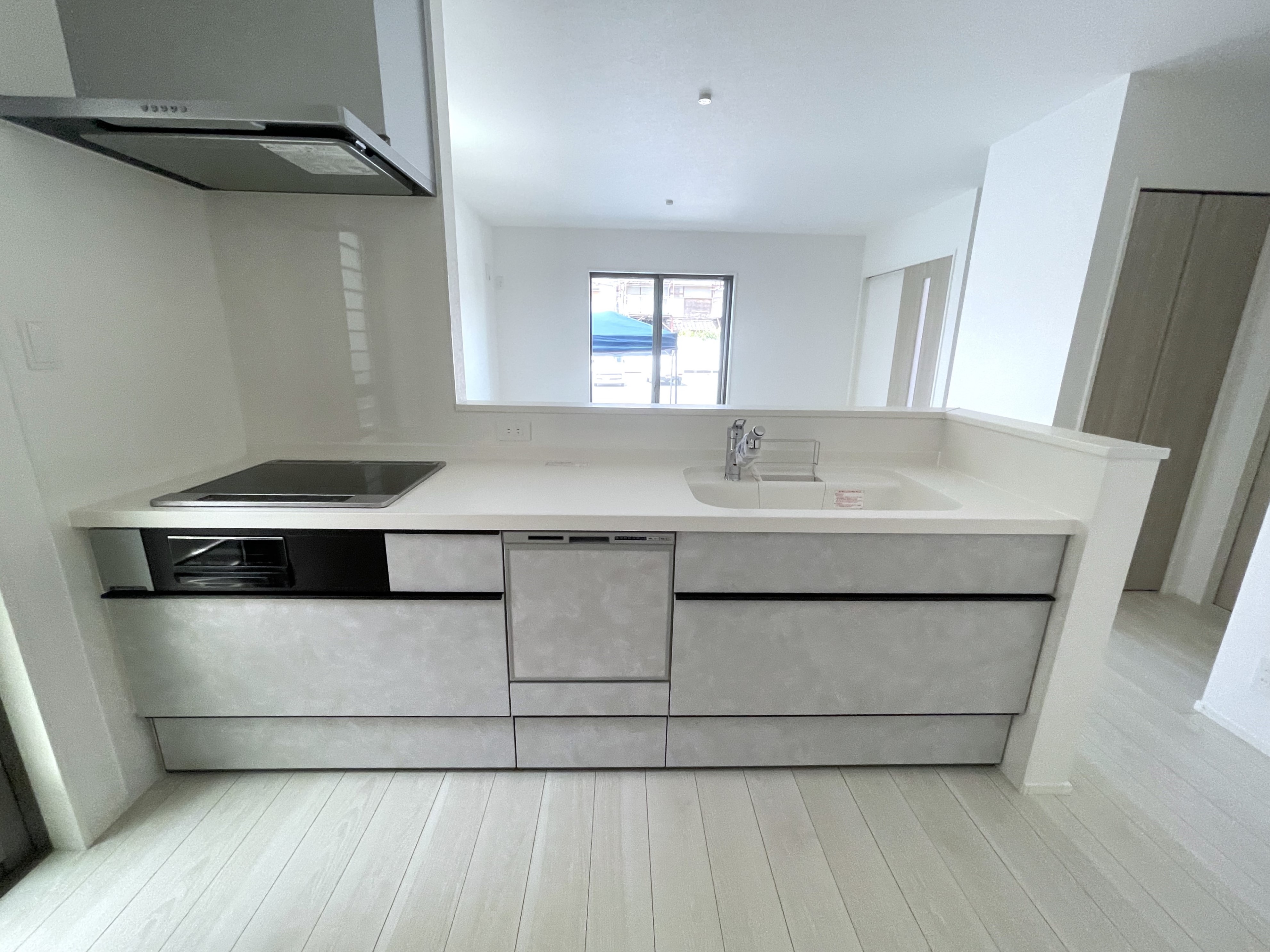 食洗器付きのシステムキッチン。洗い物の時間を削減でき、家事の負担を軽減してくれます。※施工事例になります。実際と色やデザインが異なりますので詳しくはお問い合わせください。